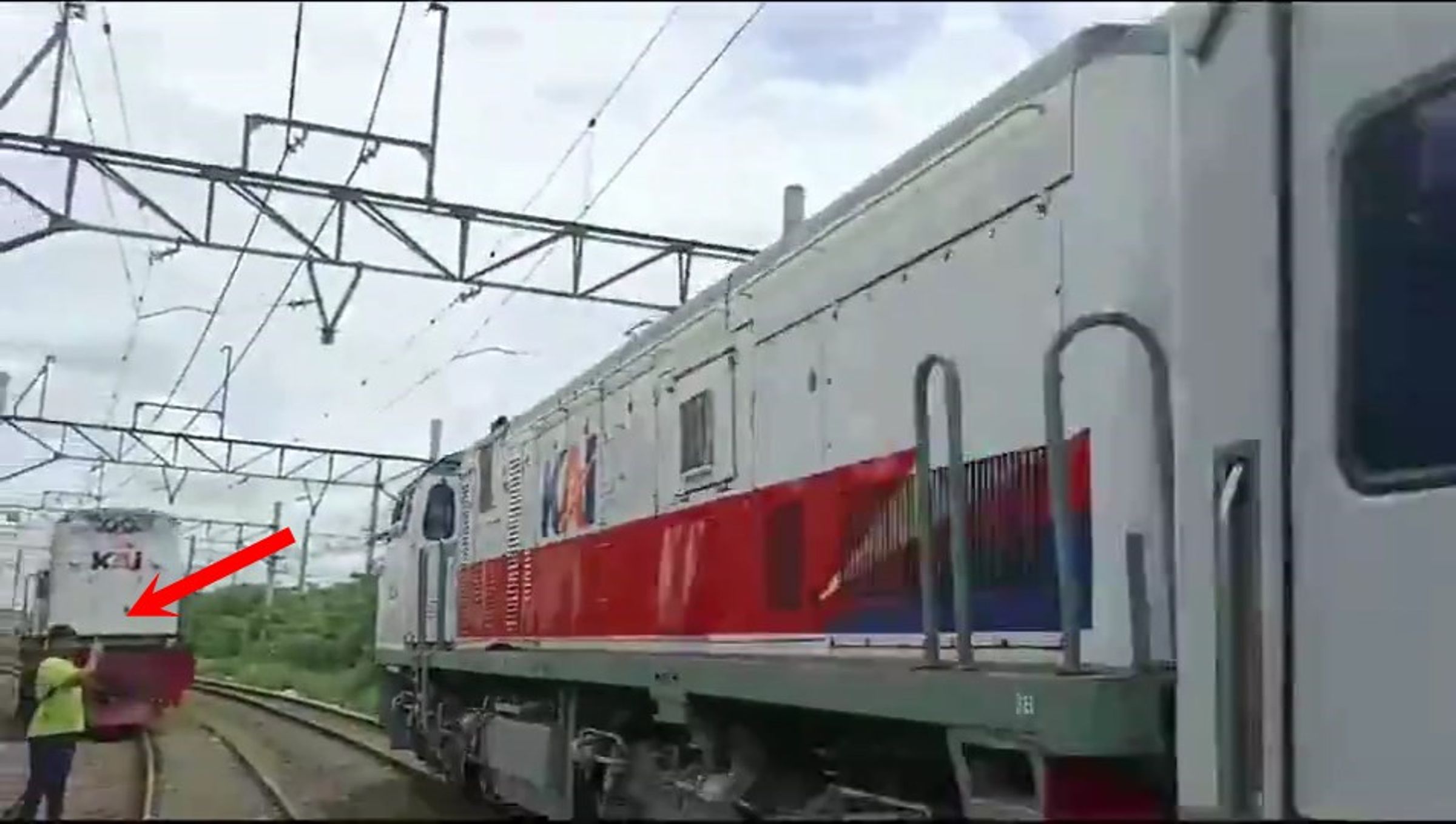 驚悚!鐵道迷YouTuber闖鐵軌拍火車被撞死,鏡頭錄下慘亡瞬間。(翻自畫面)