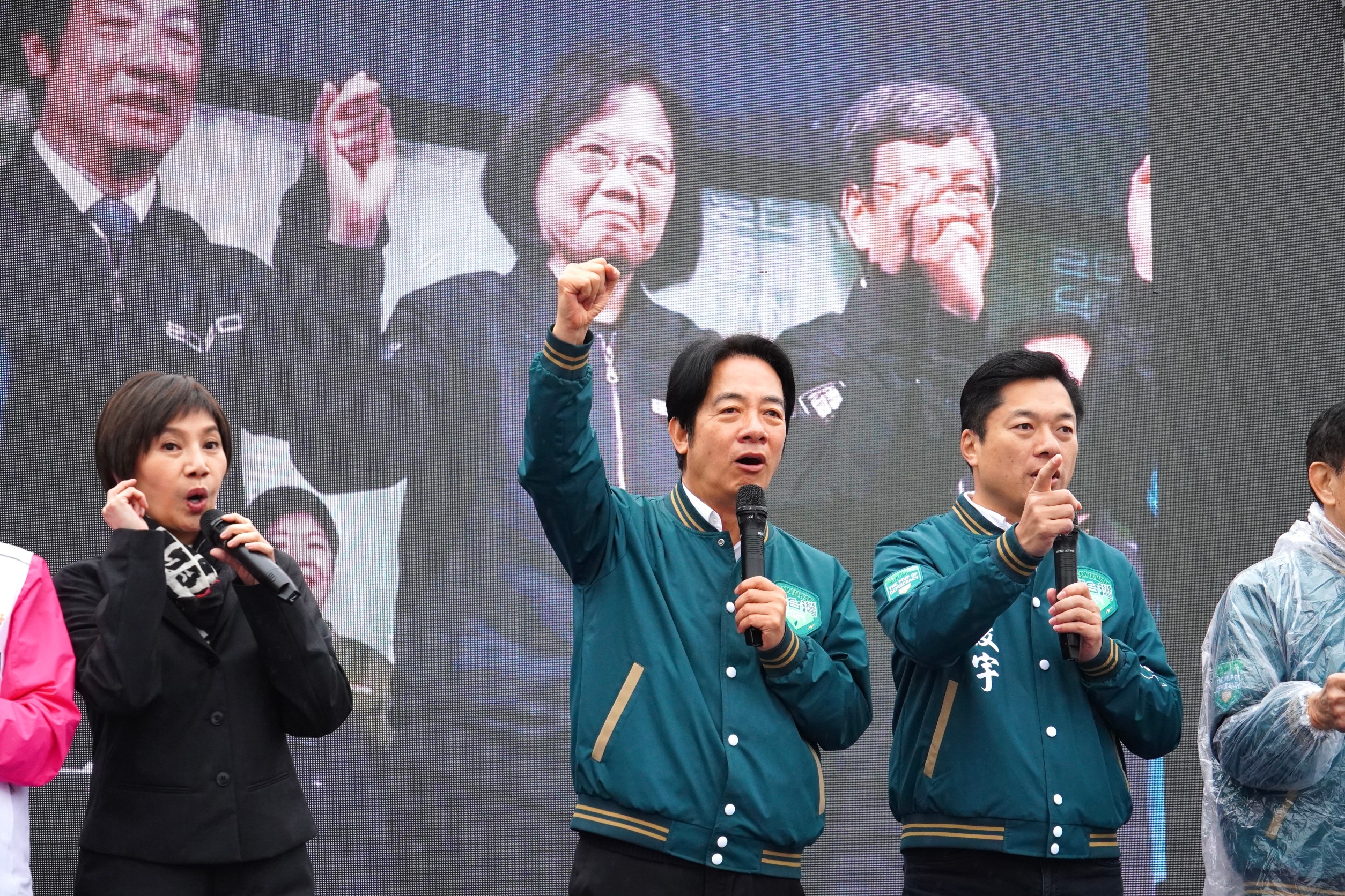 賴清德的環島拼字活動來到宜蘭,與民進黨立委候選人陳俊宇同台造勢。