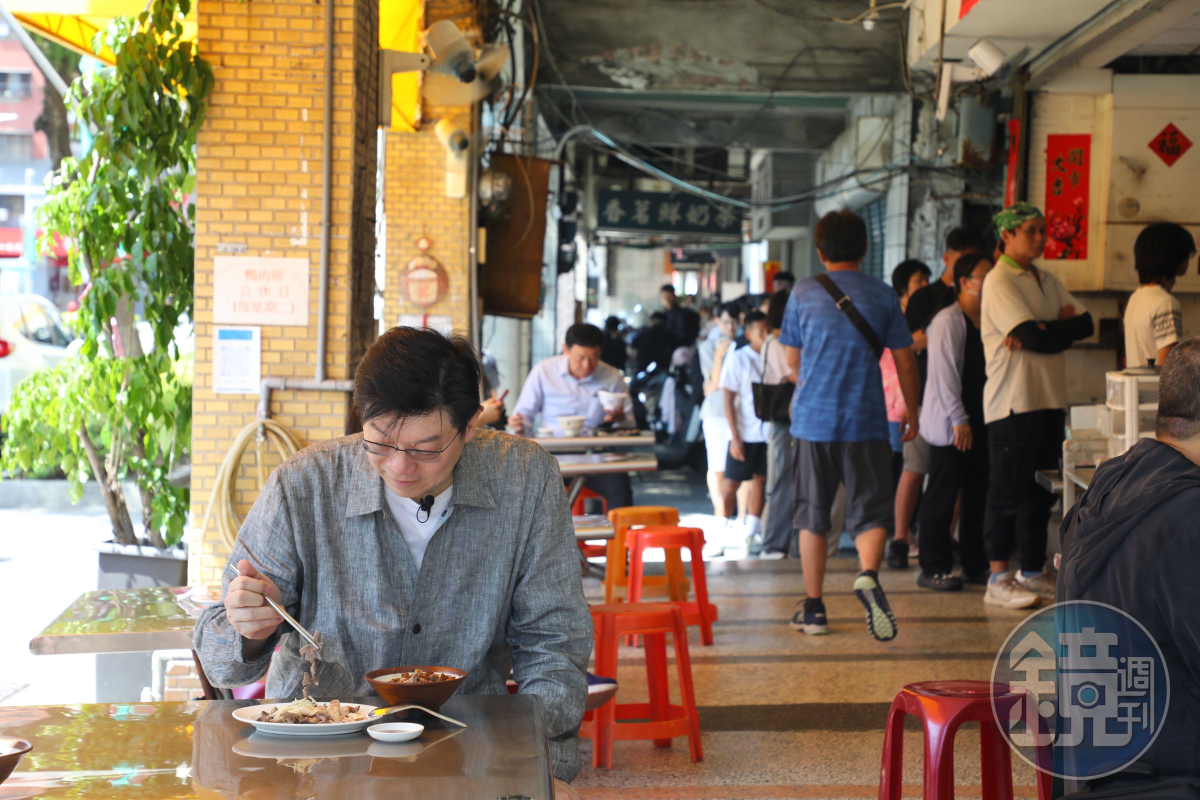 鴨肉珍一開門，騎樓下就坐滿食客，點餐台前是長長人龍。