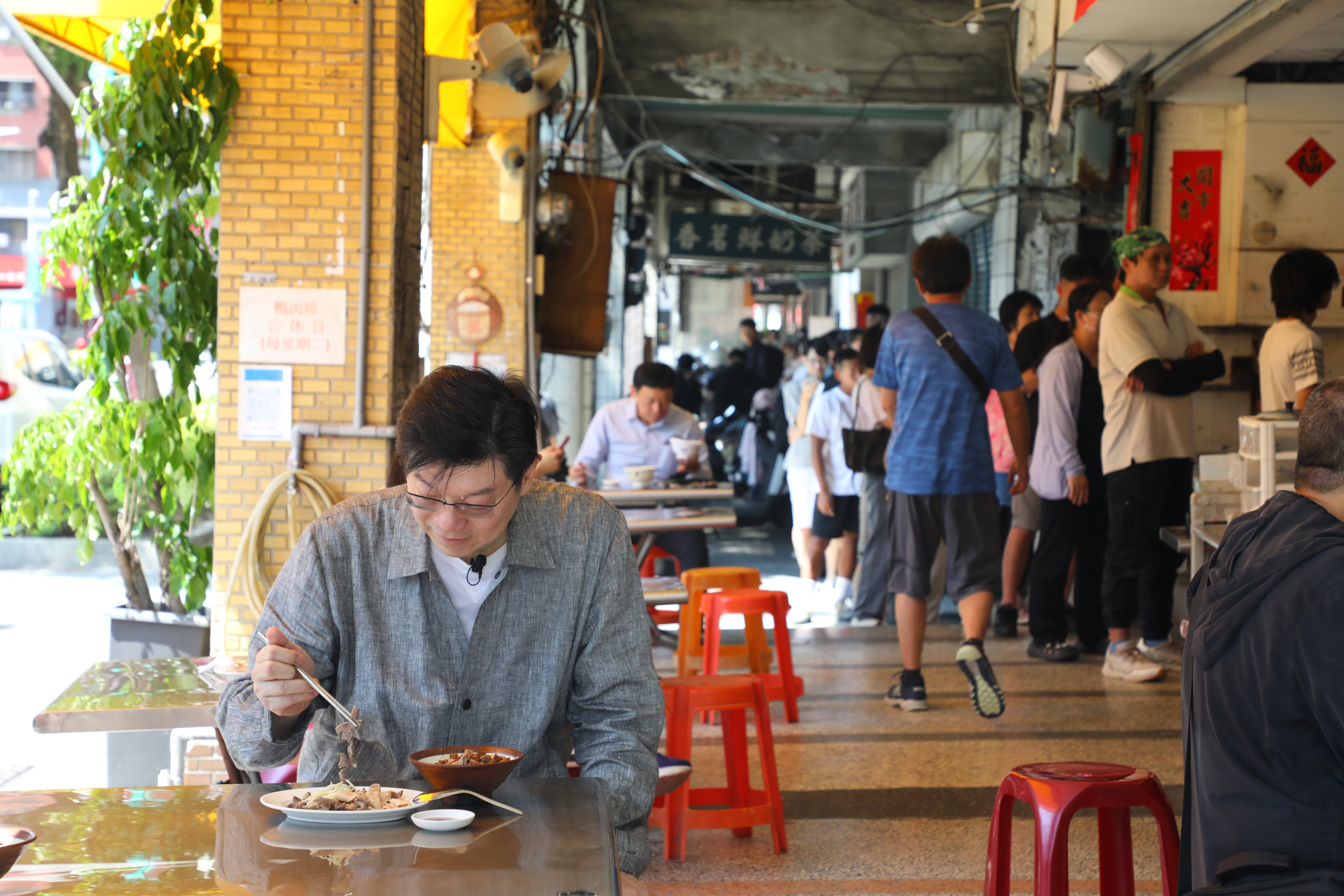 鴨肉珍一開門,騎樓下就坐滿食客,點餐台前是長長人龍。