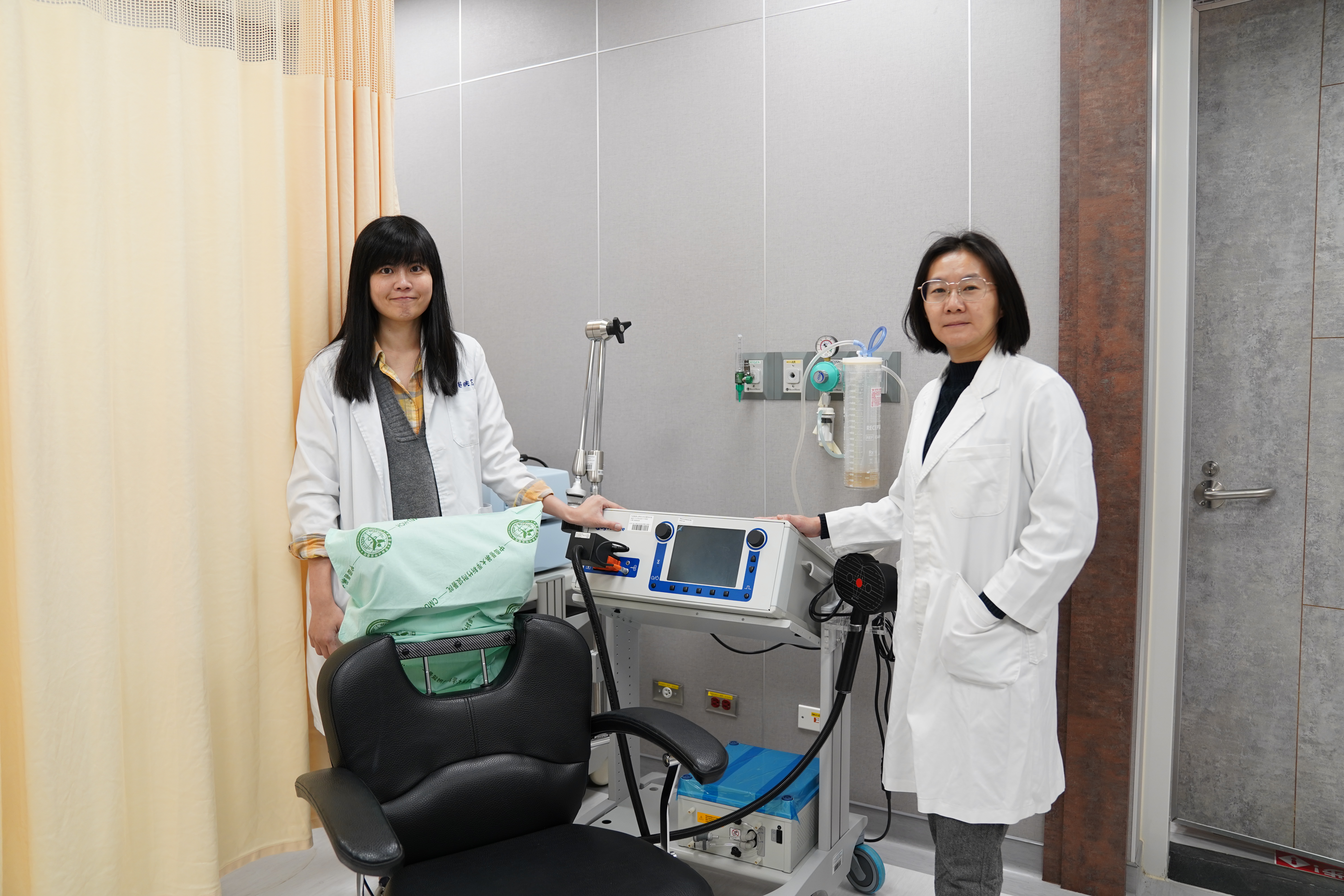 鄭映芝醫師建議長者可透過施打顱磁刺激（rTMS）來改善焦慮憂鬱情緒與失眠。（院方提供）