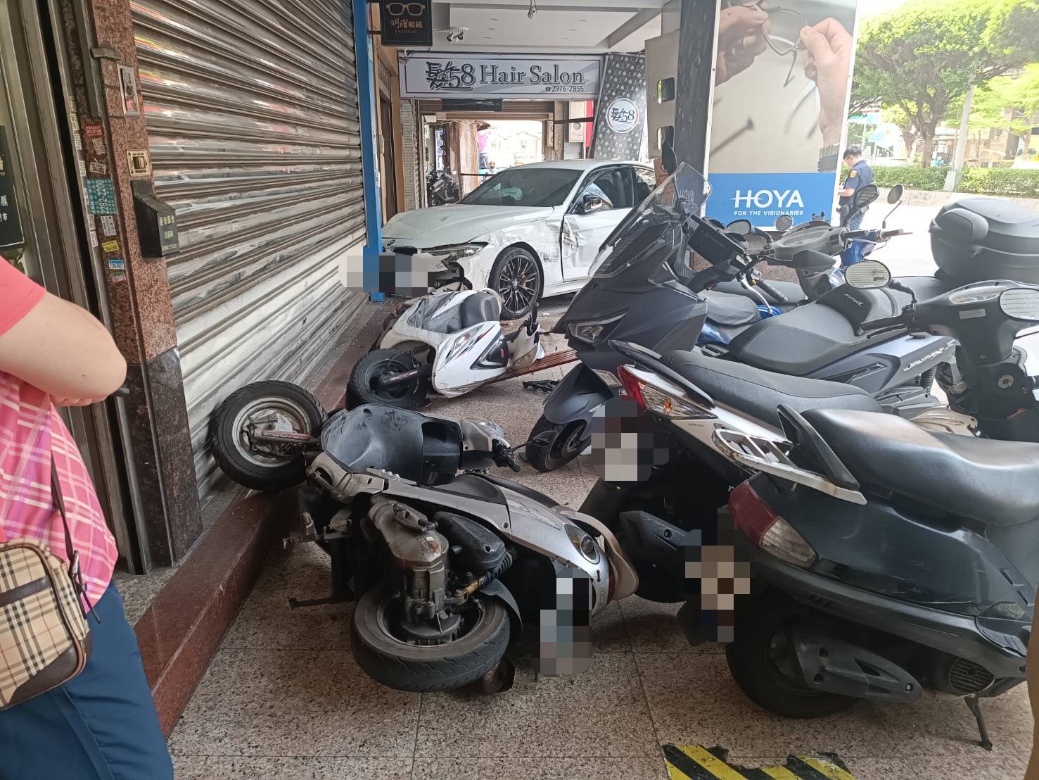 黃男開車恍神衝上分隔島，導致車頭嚴重毀損、凹陷。（翻攝畫面）