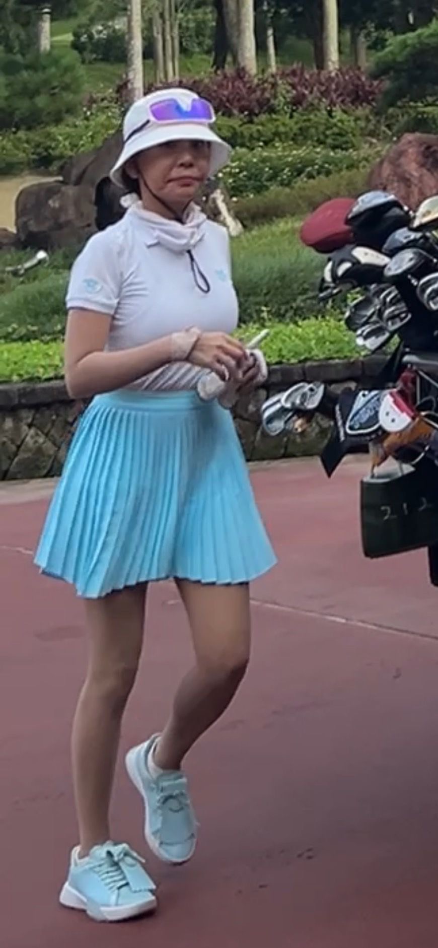 介入郭台銘與曾馨瑩的婚姻的謝女被起底是職業小三之外，而且長相被形容是一言難盡。（讀者提供）