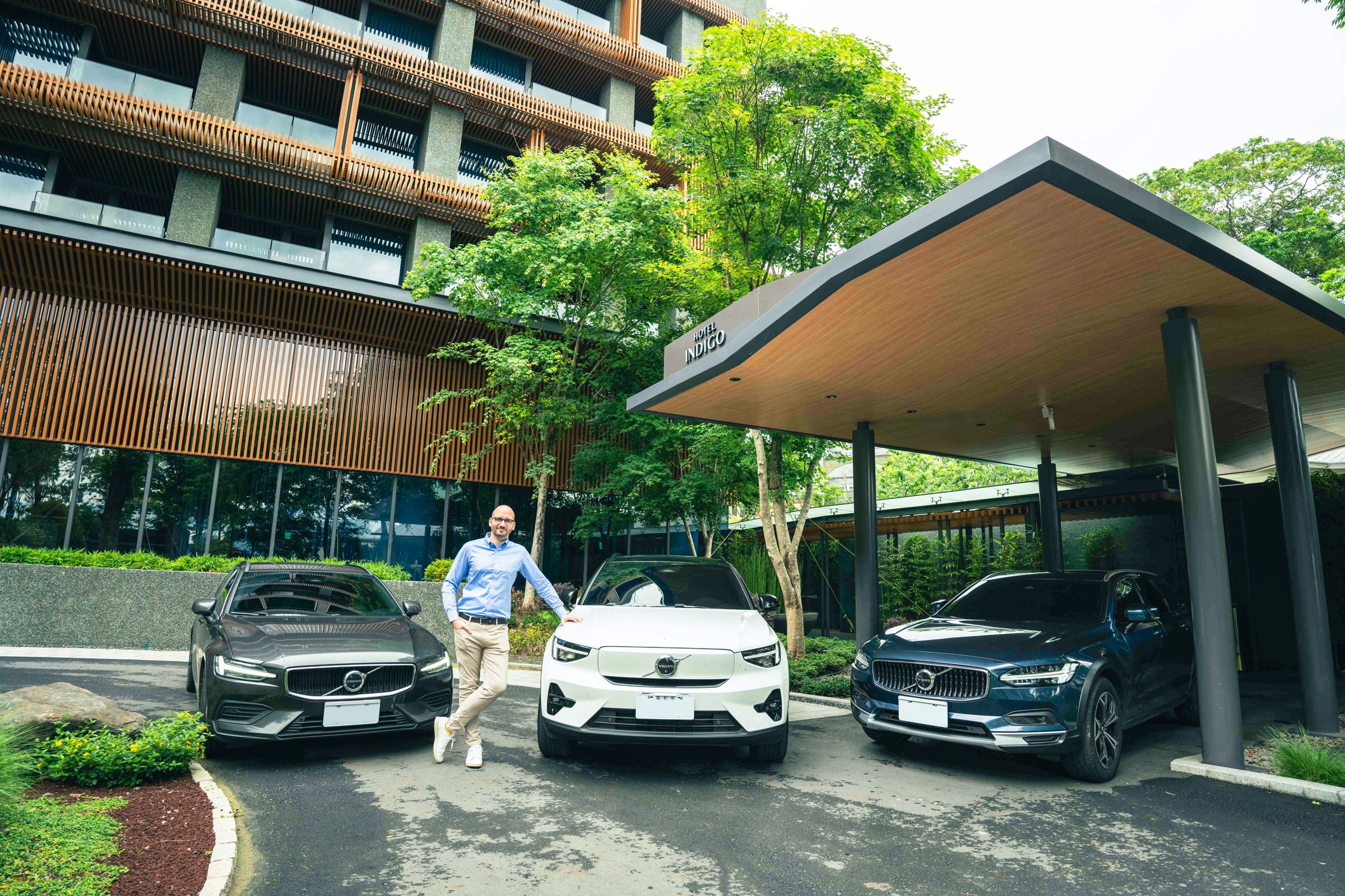 阿里山英迪格酒店總經理席雅酷展示本次與Volvo匯勝汽車合作的體驗車款。(阿里山英迪格酒店提供)