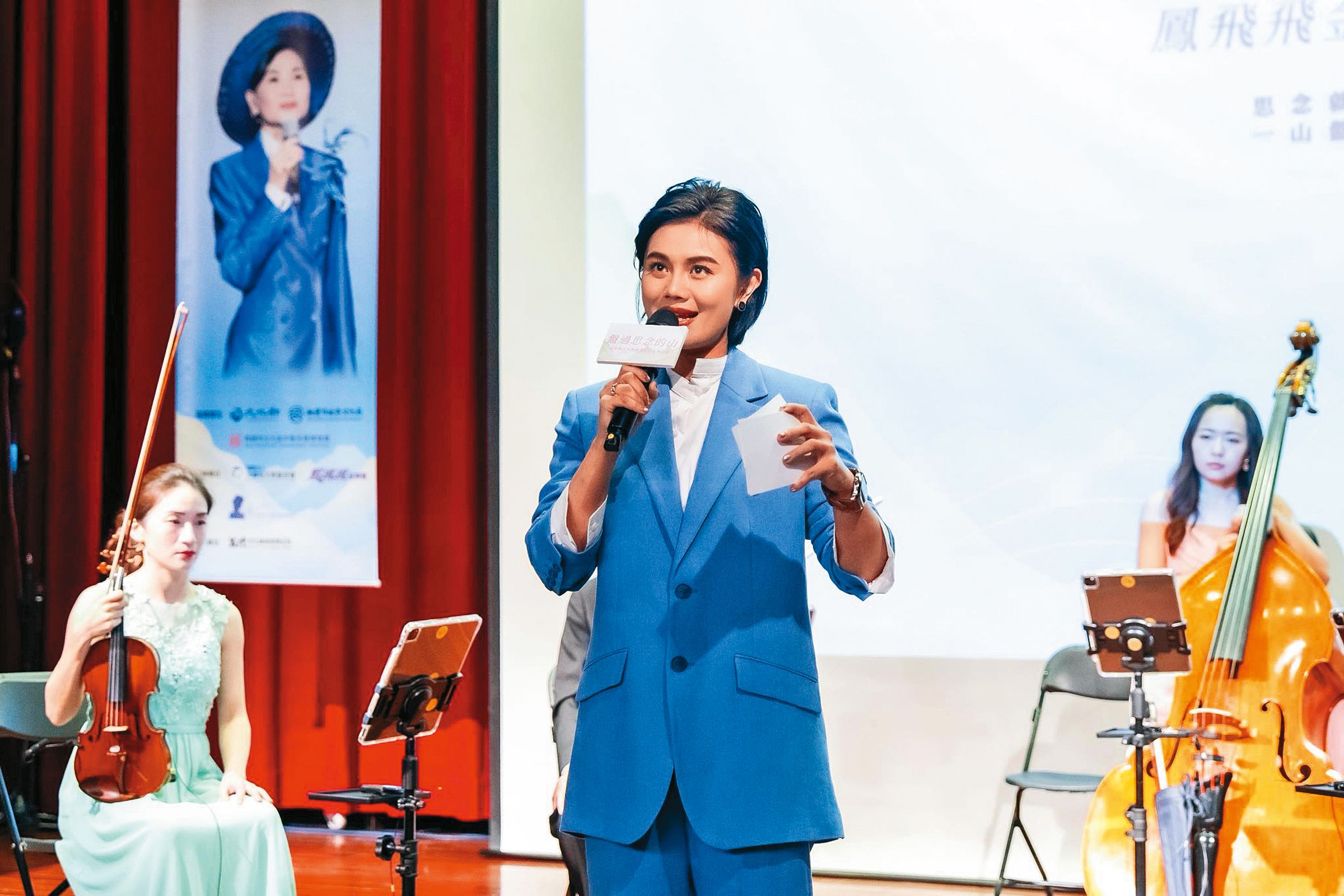 朱海君受邀擔任鳳飛飛「祝你幸福」講唱會引言人，更吐露每當自己感到迷茫之際，鳳飛飛的音樂總能給她力量與方向。（鳳飛飛故事館提供）