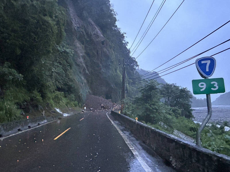 台7線93.1公里處今晨邊坡坍方，公路局已派機具進行搶通。（公路局提供）