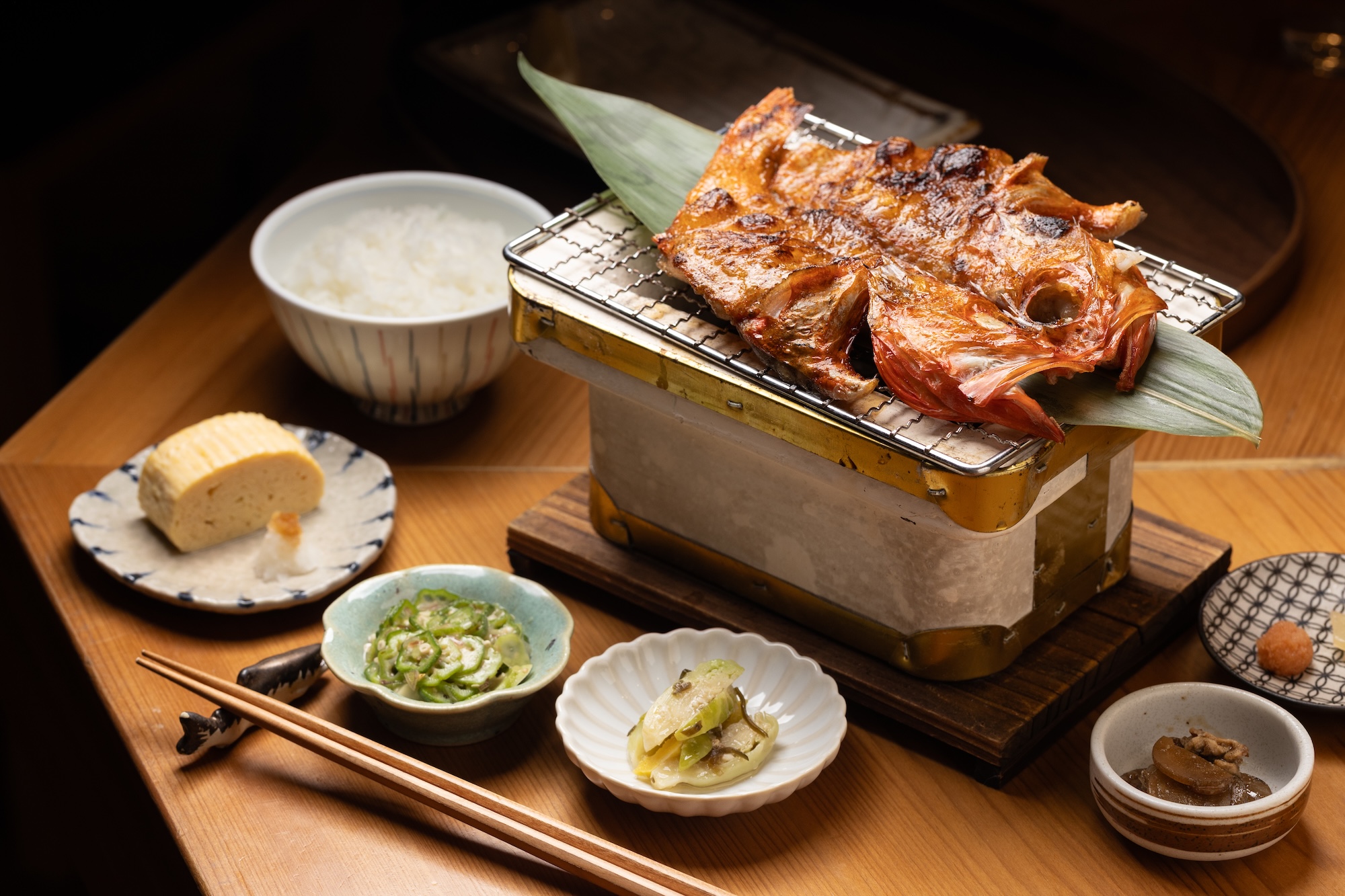 不用飛日本也能吃到美味炭火烤魚！ 「朝炭」端出爆汁喜知次配自製海苔醬　讓人早午餐「連嗑三碗飯」
