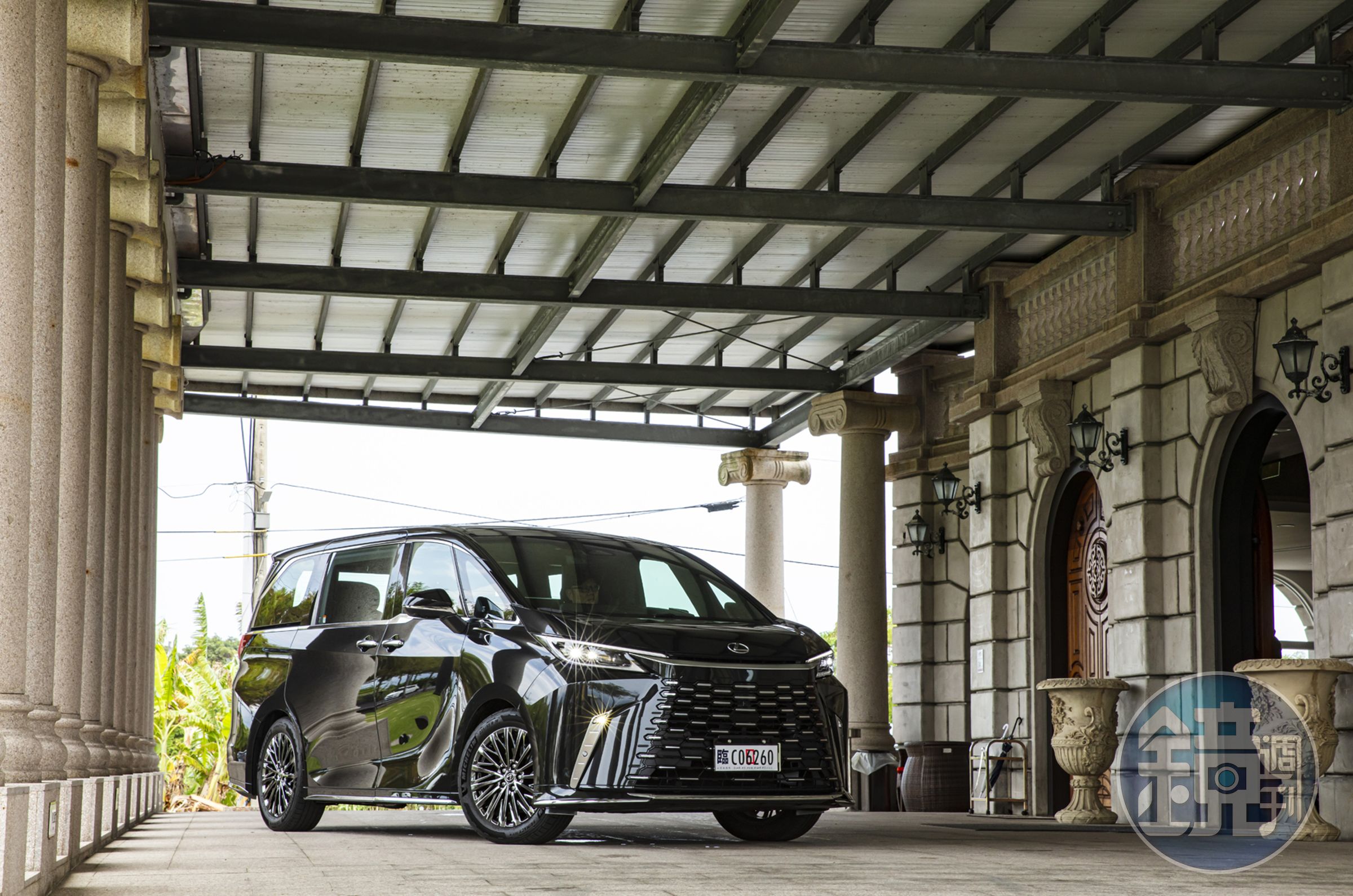 去年豪華進口車前三強仍由LEXUS、賓士與BMW分庭抗禮，LEXUS再度蟬聯豪華車冠軍。