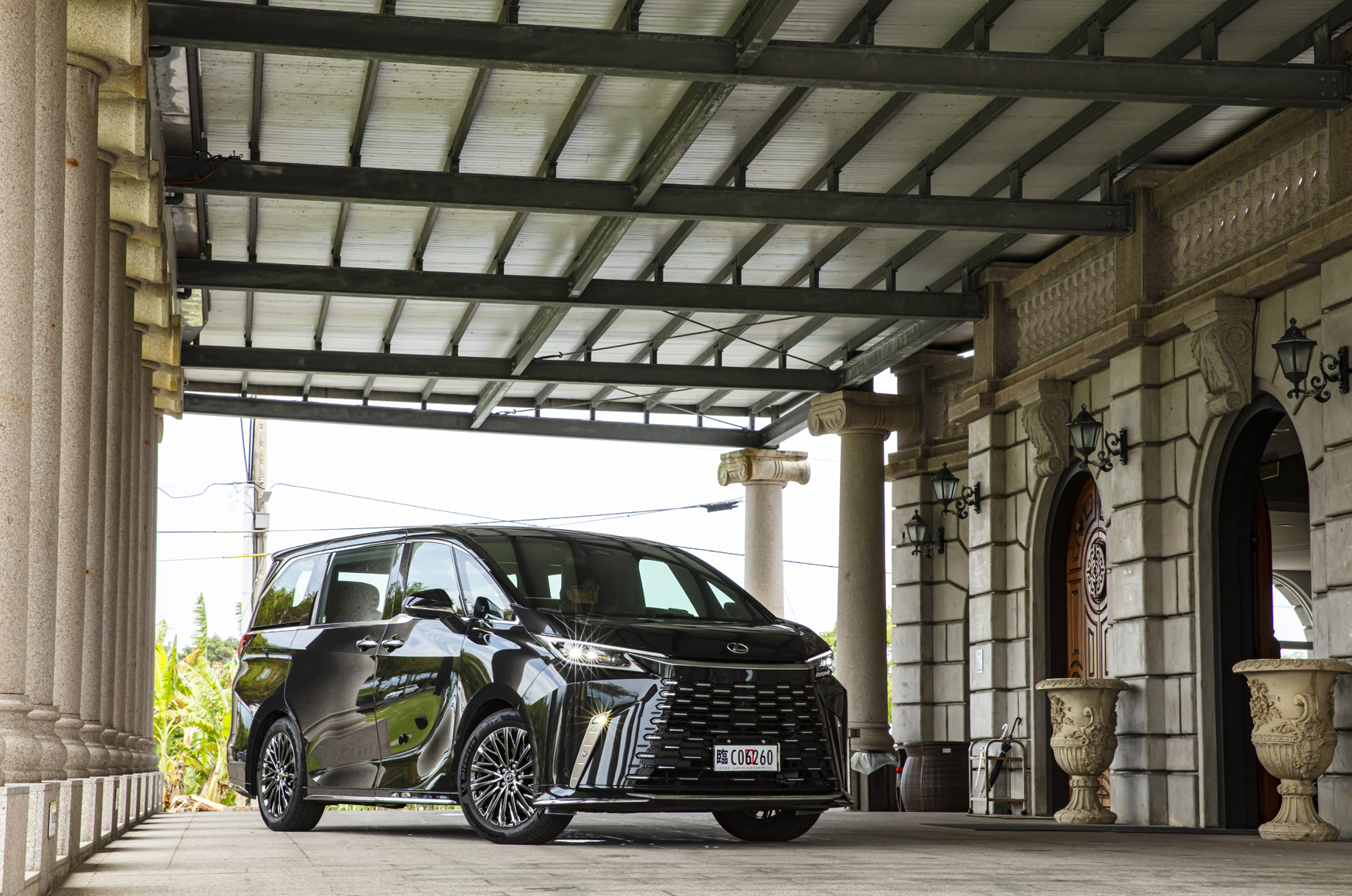 去年豪華進口車前三強仍由LEXUS、賓士與BMW分庭抗禮，LEXUS再度蟬聯豪華車冠軍。