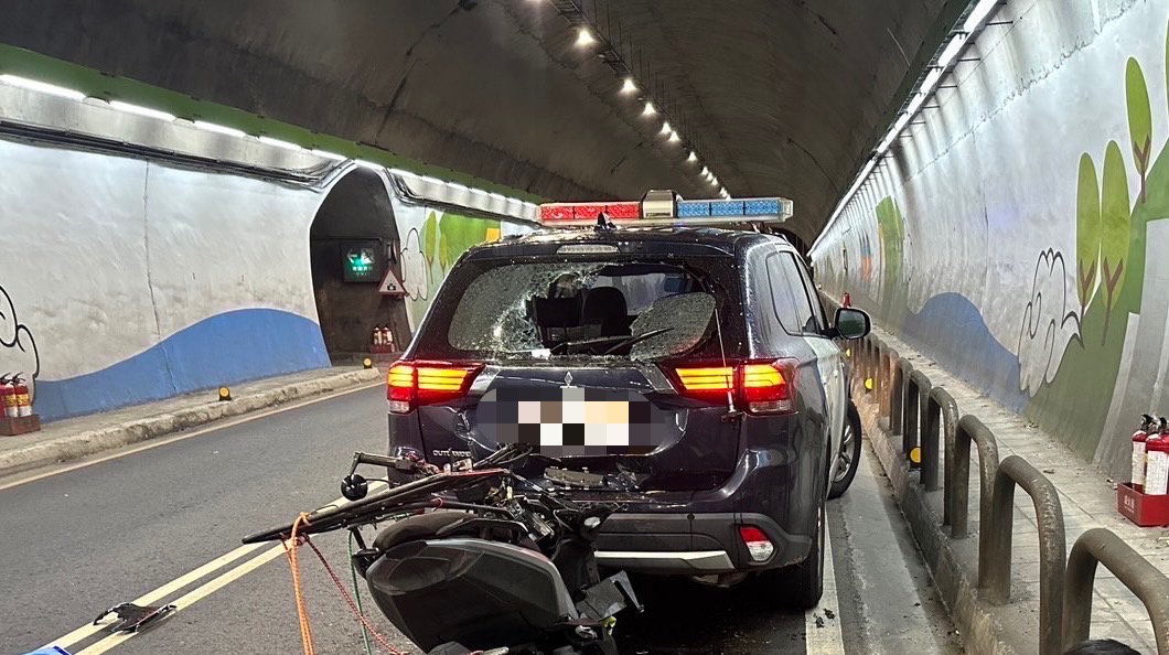警方攔停鄒男期間，警車遭後方疲勞駕駛的外送員追撞。（翻攝畫面）