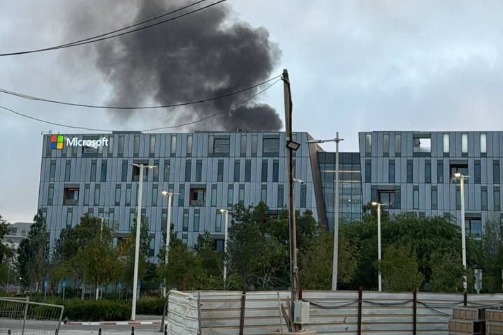 X上流傳其中1枚飛彈落在貝爾謝巴（Beersheba）微軟公司附近，造成窗戶玻璃碎裂，並有至少18人受傷。（翻攝自@hrsx_tory X）