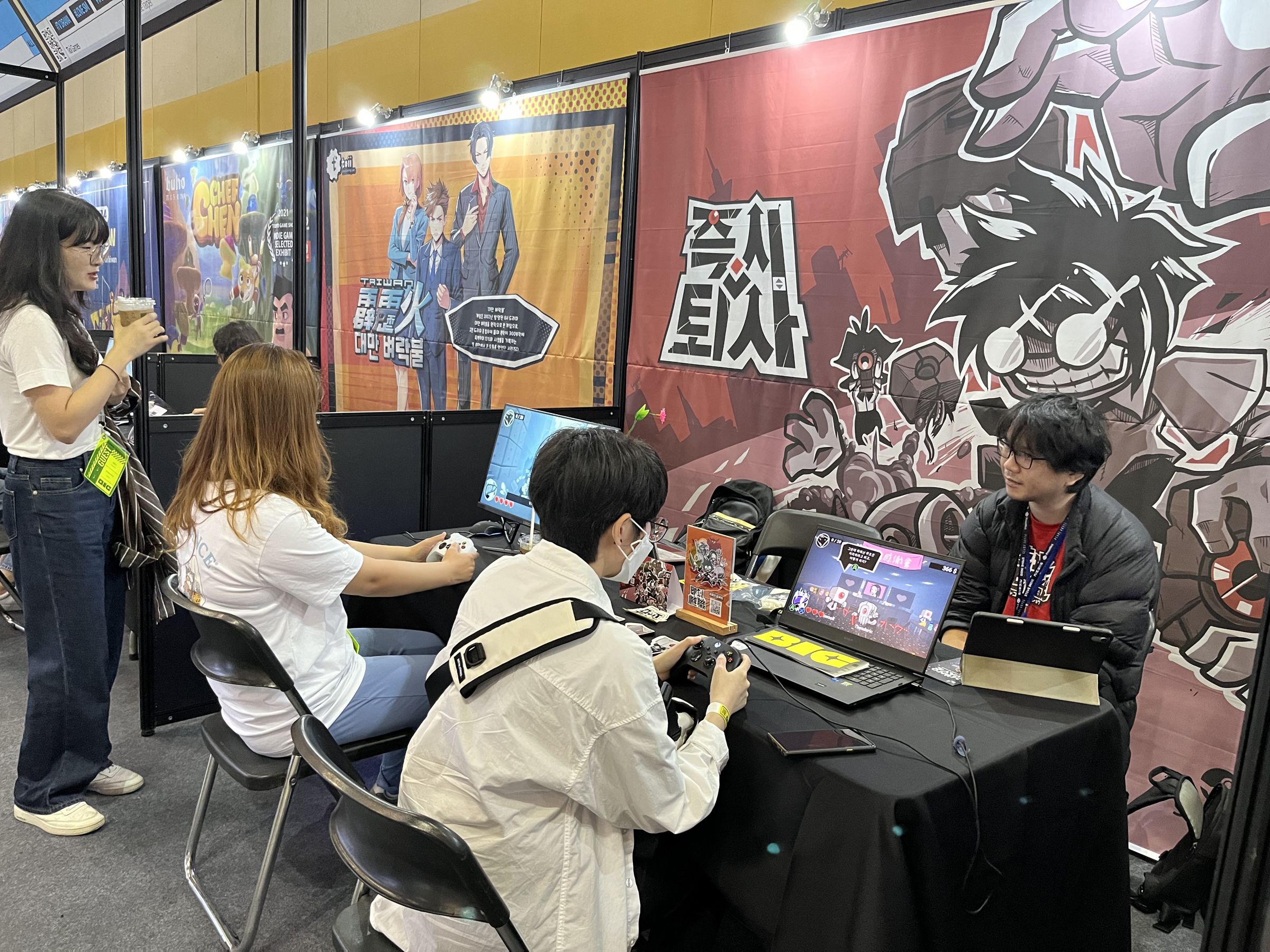 《即刻離職》開發階段曾前往日韓參展,圖為去年韓國最大獨立遊戲盛會BIC Festival。(葉開罐工作室提供)