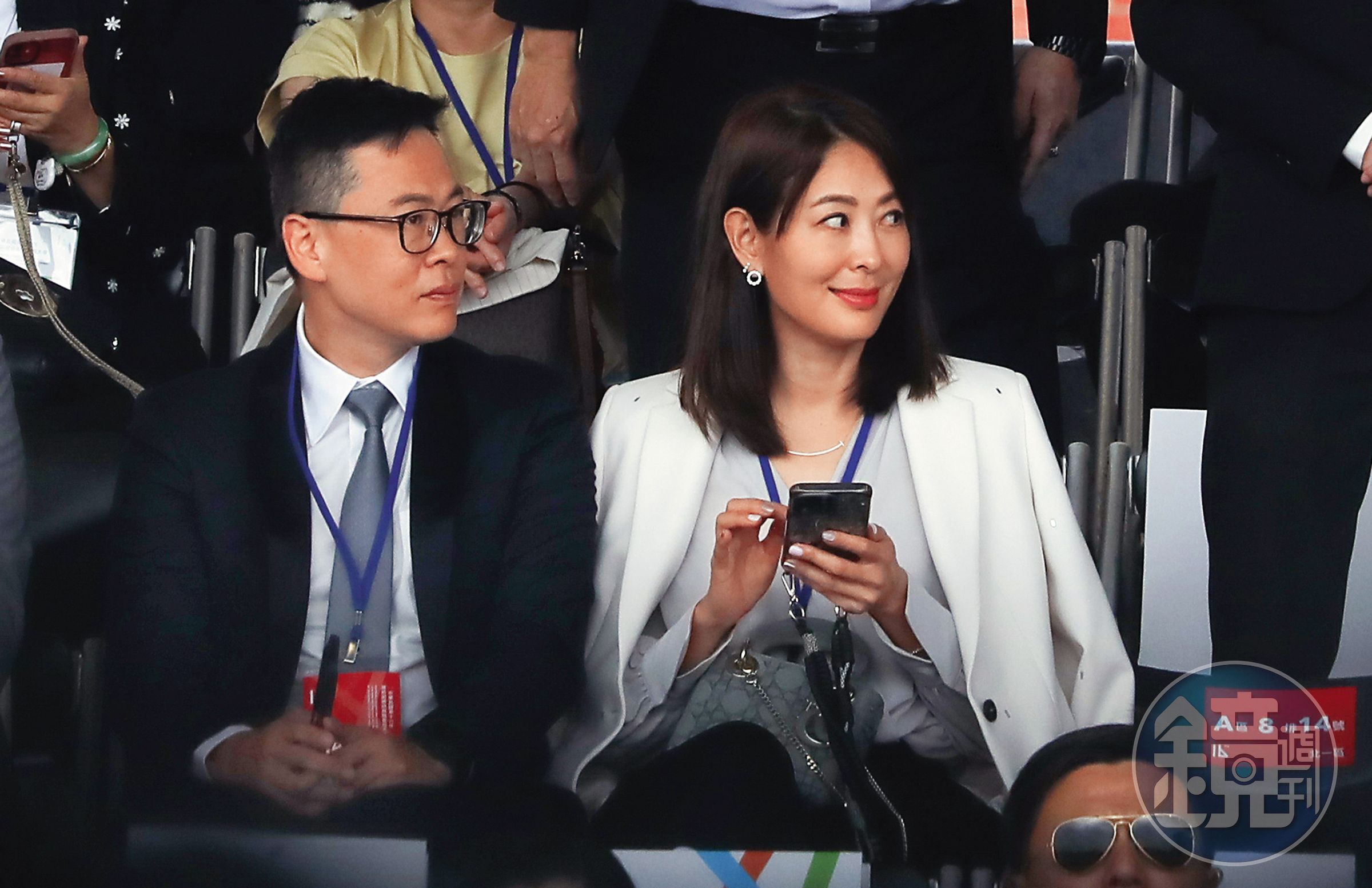 賴清德總統就職演說，賈永婕（右）也在現場；當初兩人一度被拱搭配參選正副總統，讓賈永婕有「由藍轉綠」的印象變化。左為賈永婕丈夫王兆杰。