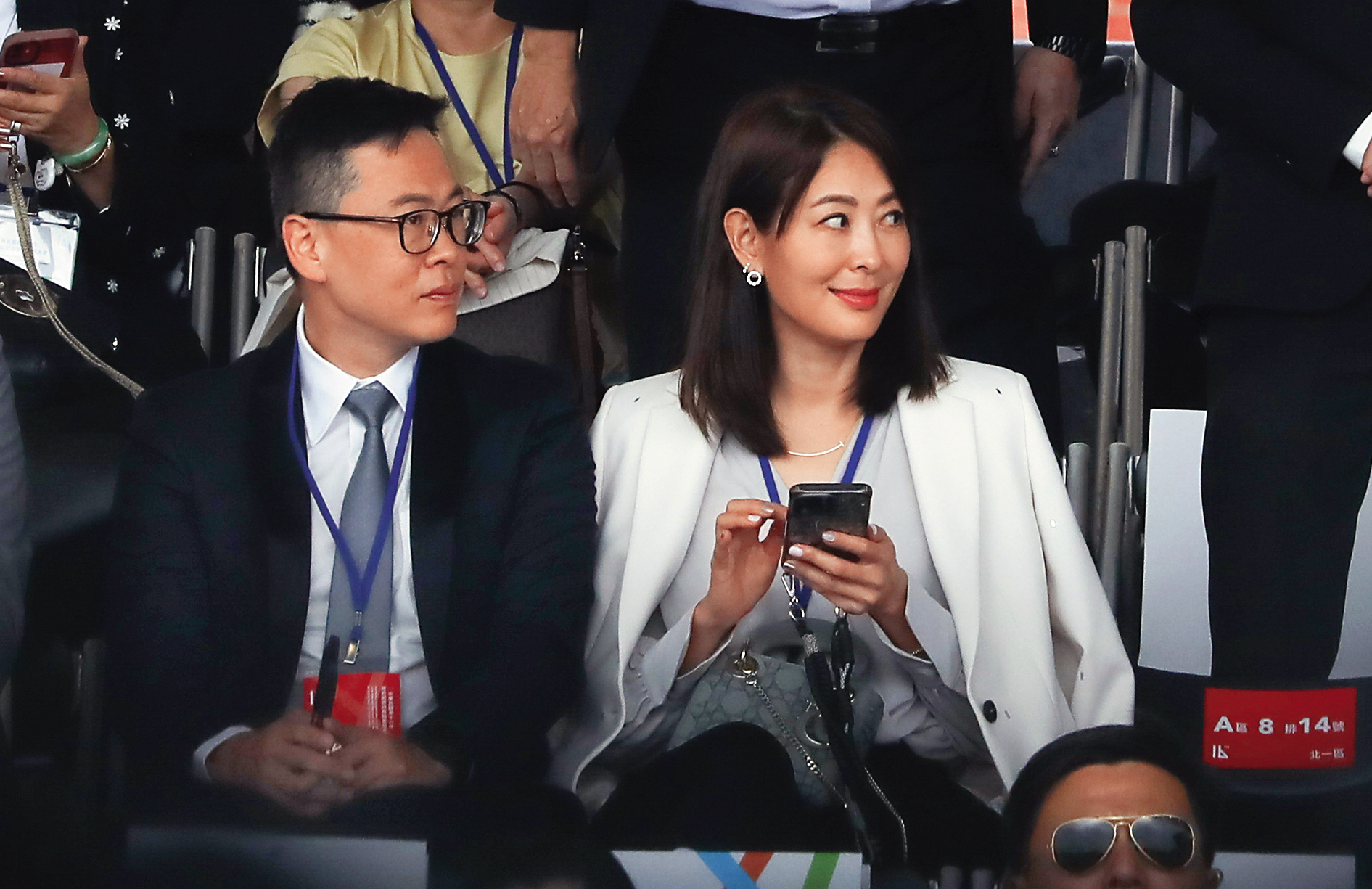 賴清德總統就職演說，賈永婕（右）也在現場；當初兩人一度被拱搭配參選正副總統，讓賈永婕有「由藍轉綠」的印象變化。左為賈永婕丈夫王兆杰。