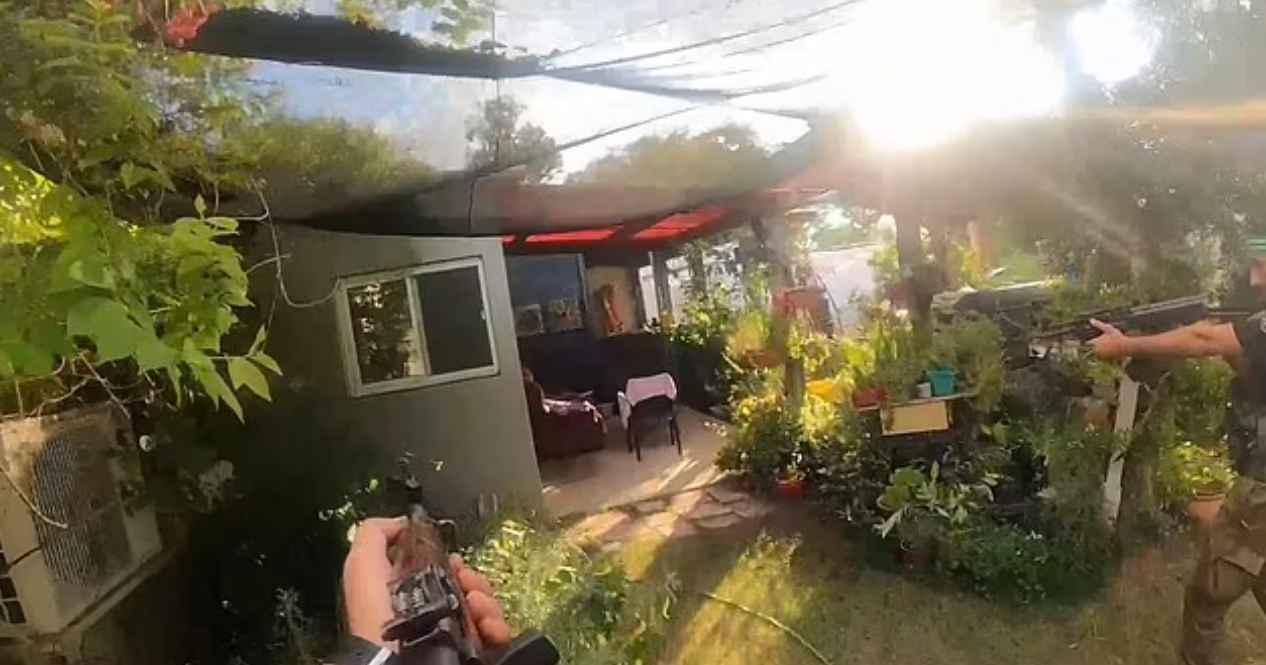 這不是射擊電玩，是真的哈瑪斯武裝份子第一視角曝光！闖民宅屠殺影片令人窒息。（翻自X平台）