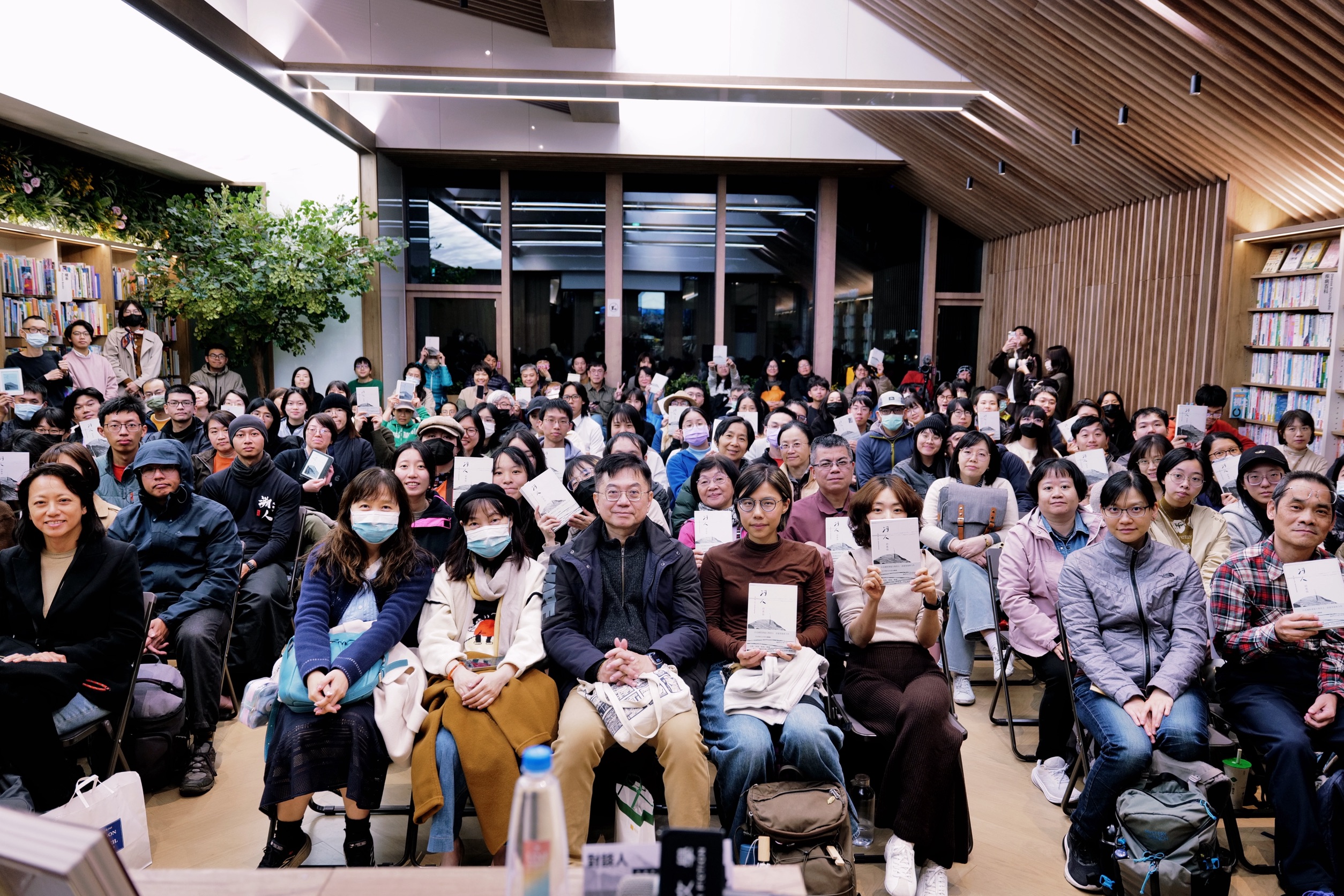 在《河人》新書分享會，作者胡慕情與導演羅苡珊與現場讀者大合照。（圖／鏡文學提供）