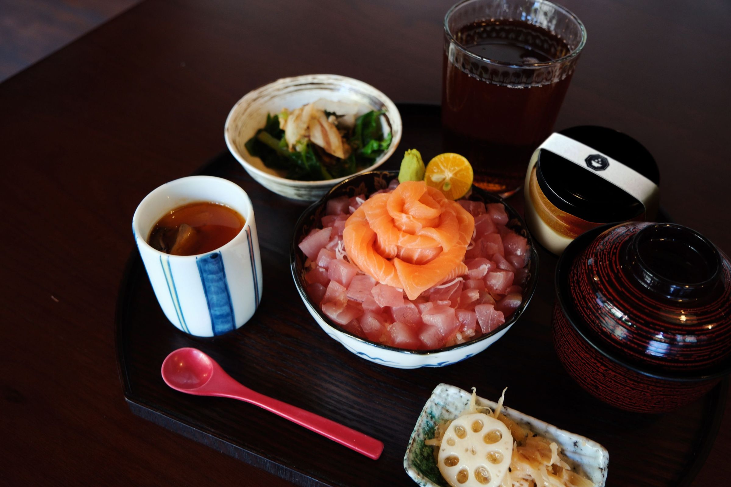 米崙與北町丼飯屋於8月19日至25日推出「七夕限定套餐」，厚切鮭魚捲成玫瑰花造型，兼具視覺與美味。（雲朗觀光提供）