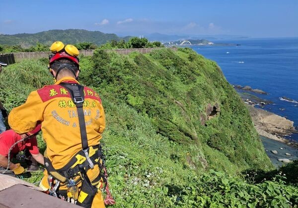 「以為她走失，沒想到在這裡找到她…」失蹤10日婦人谷底獲救命懸一線。（翻攝畫面）