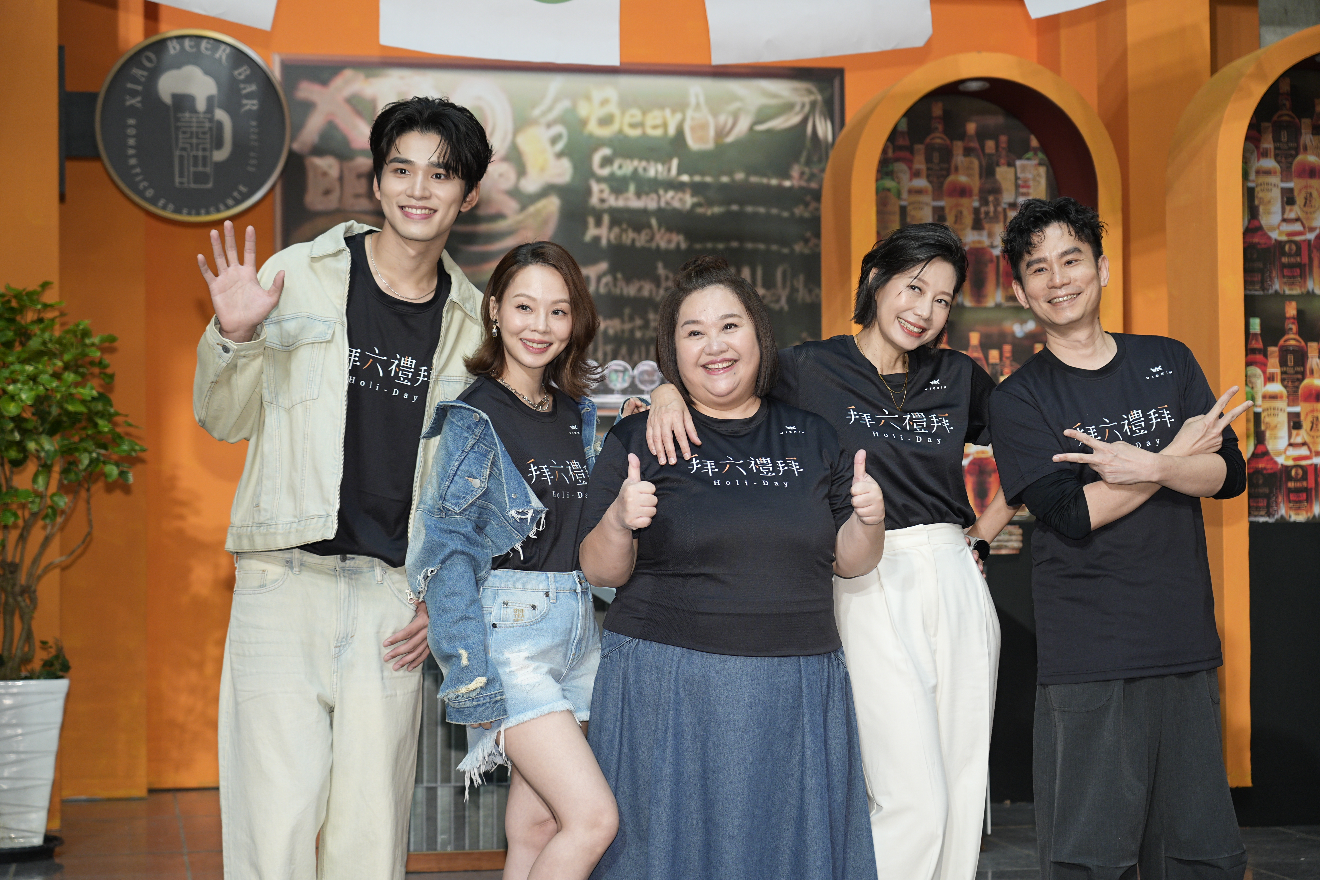 導演杜政哲(右一)面子大請來林心如客串。