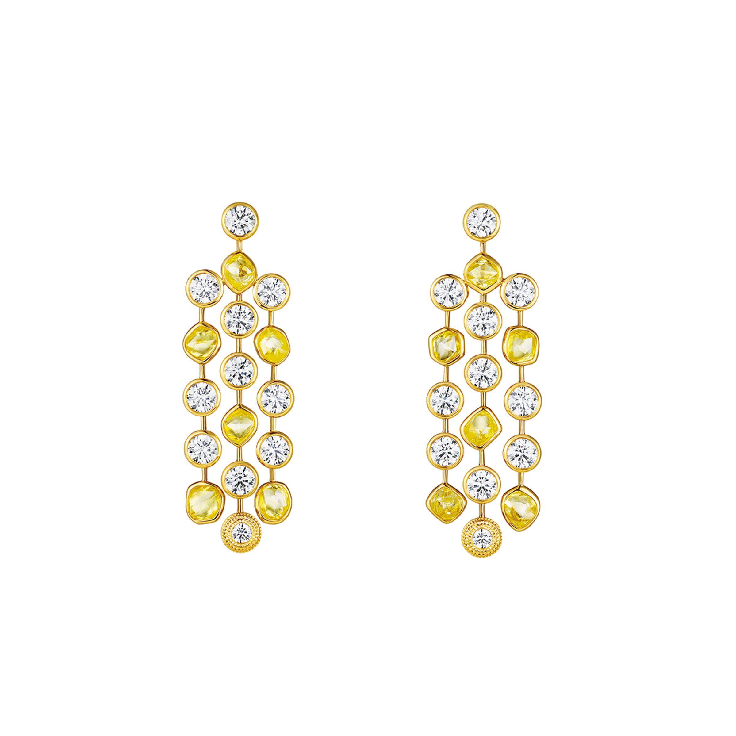 Talisman Chandelier鑽石垂墜耳環,隨動作搖曳,打造迷人光影效果。約NT$2,550,000。(Loewe提供)