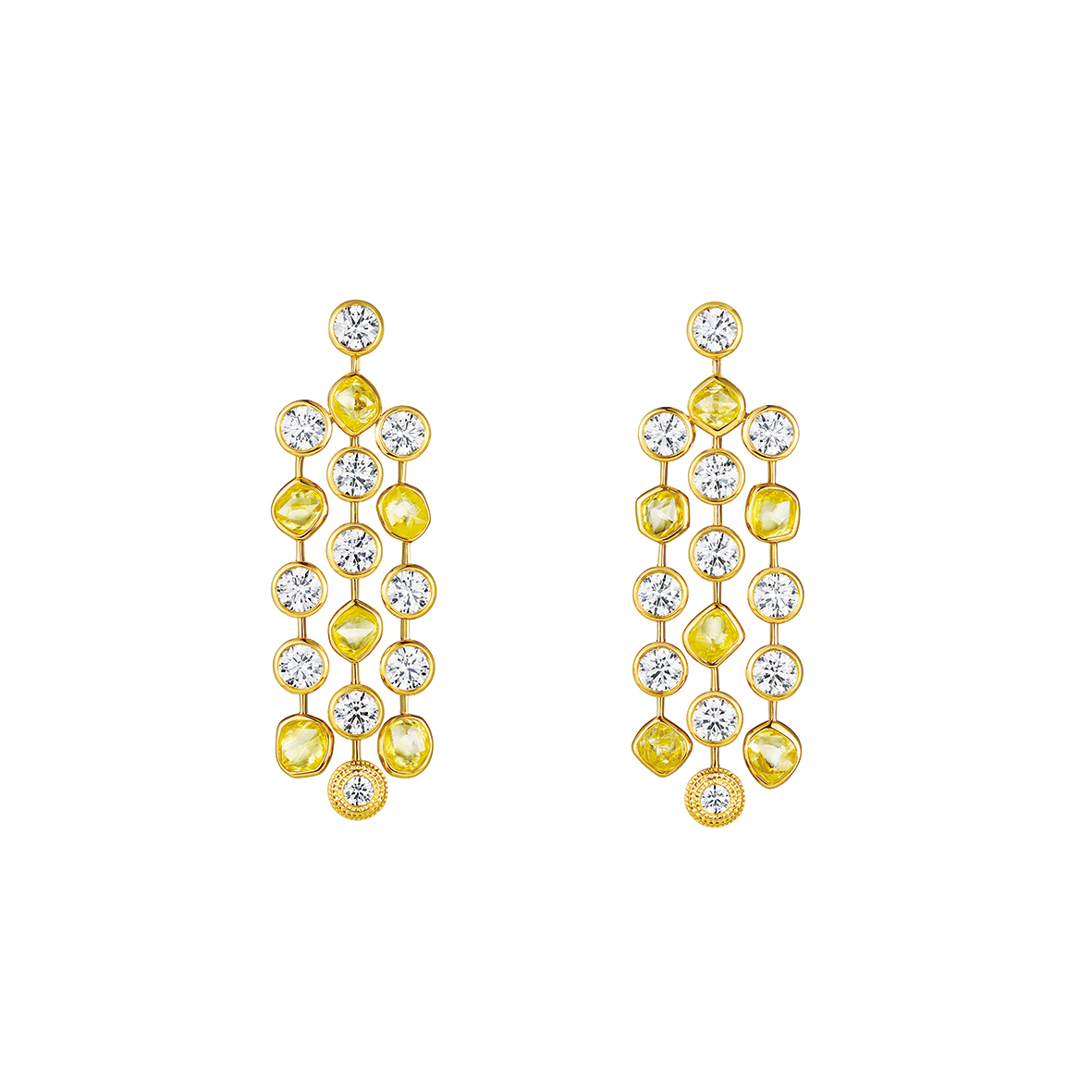 Talisman Chandelier鑽石垂墜耳環，隨動作搖曳，打造迷人光影效果。約NT$2,550,000。（Loewe提供）