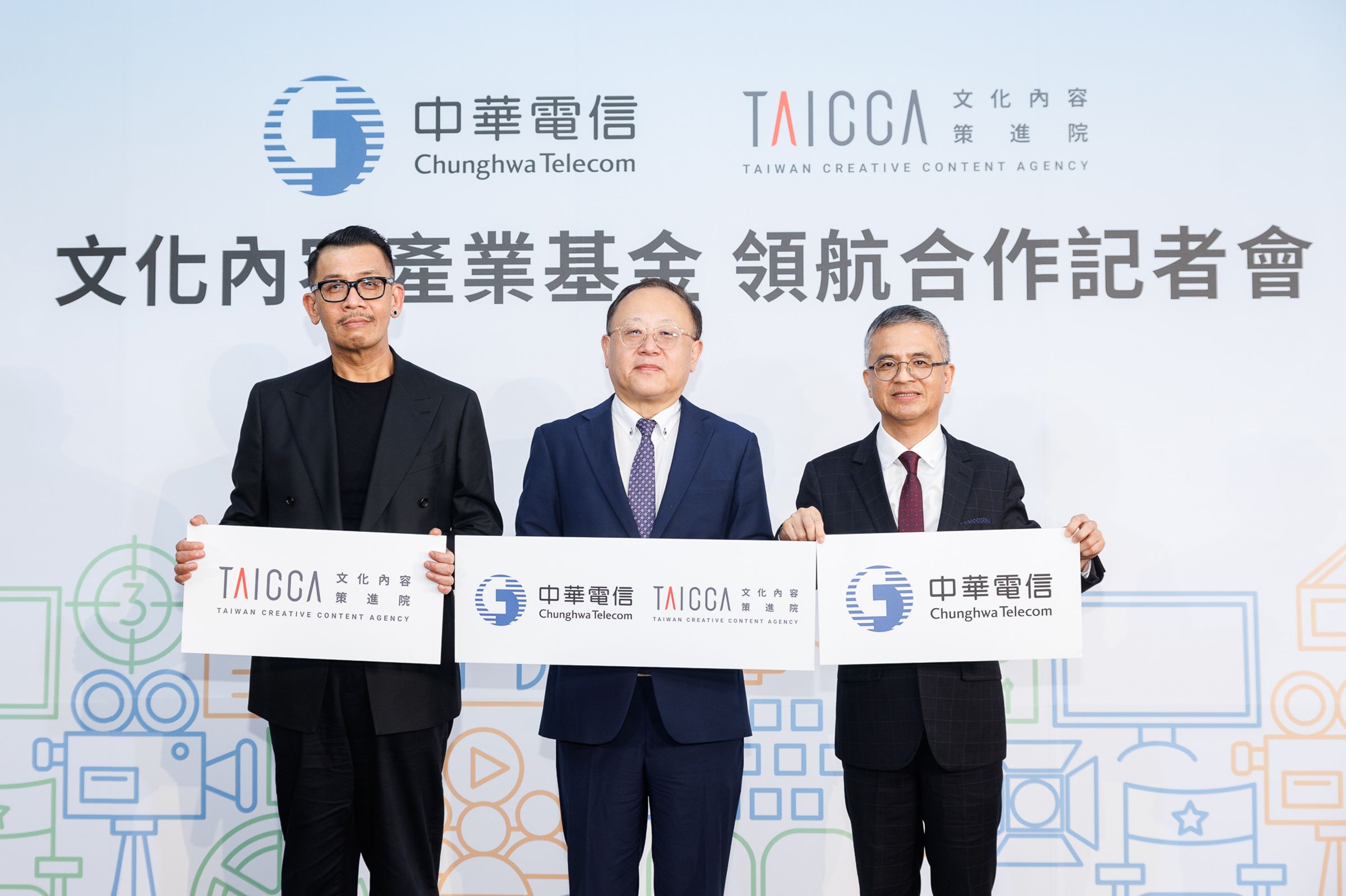 文策院董事長蔡嘉駿（左）與中華電信董事長郭水義（右），在文化部長史哲（中）的見證下，今（24）日共同宣布，將攜手籌備「文化內容產業基金」。（文策院提供）