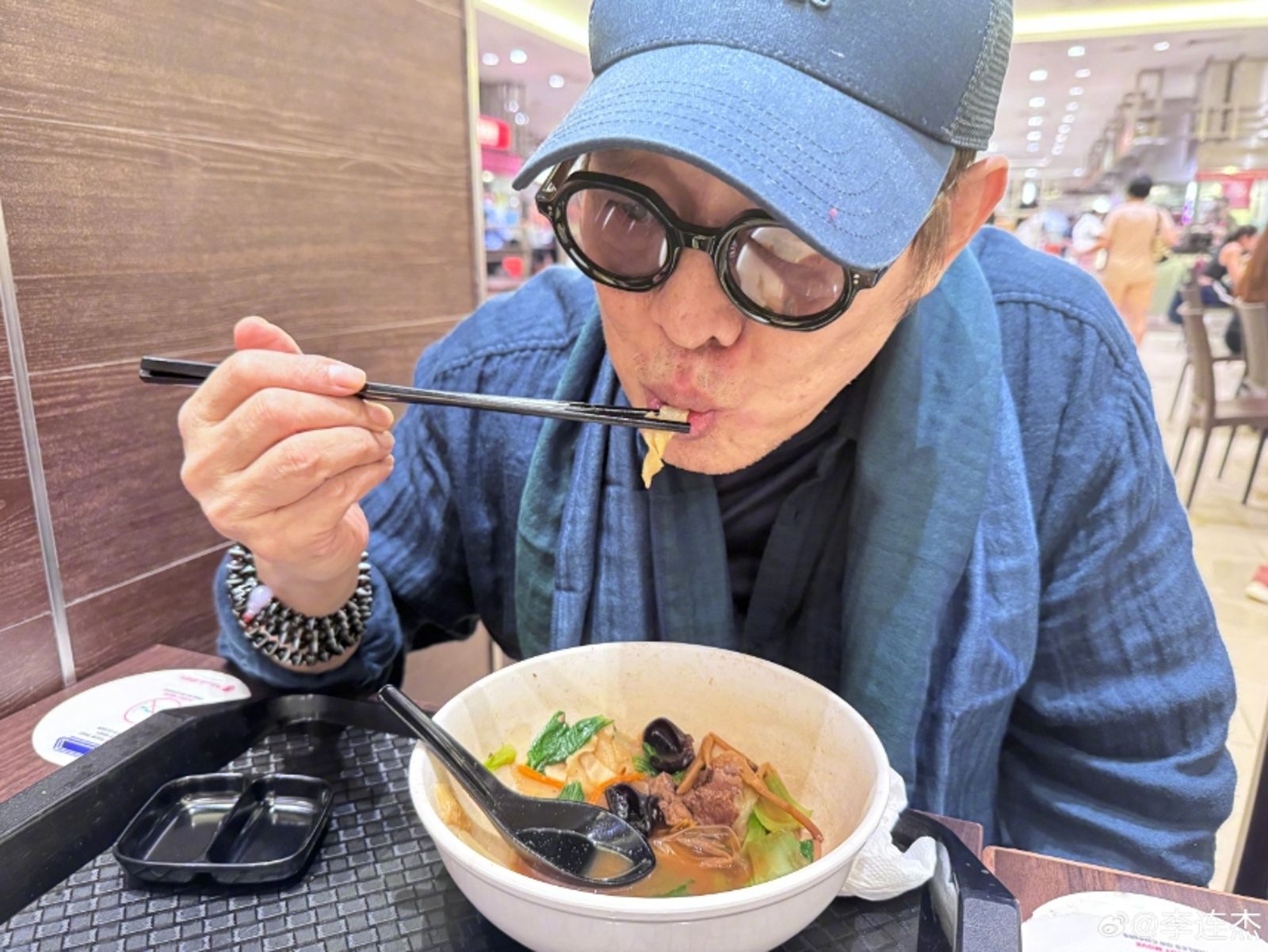 李連杰曬「嗑刀削麵」照報平安。（翻攝自李連杰微博）