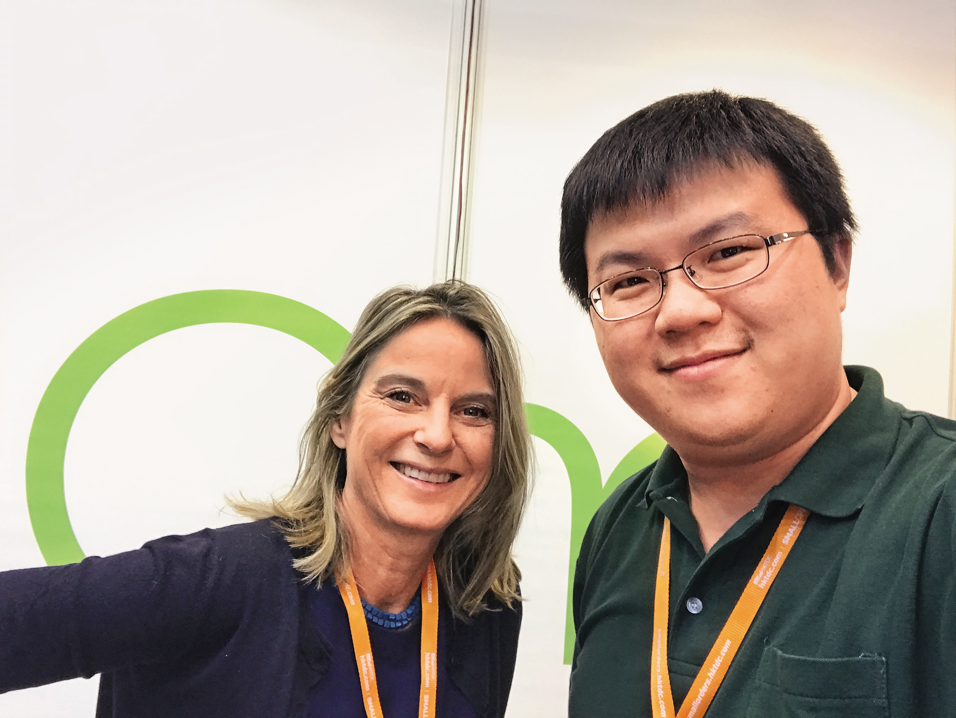 楊偉成（右）與昶瑞第一個義大利客戶Yvonne在香港燈展相見歡。（昶瑞機電提供）