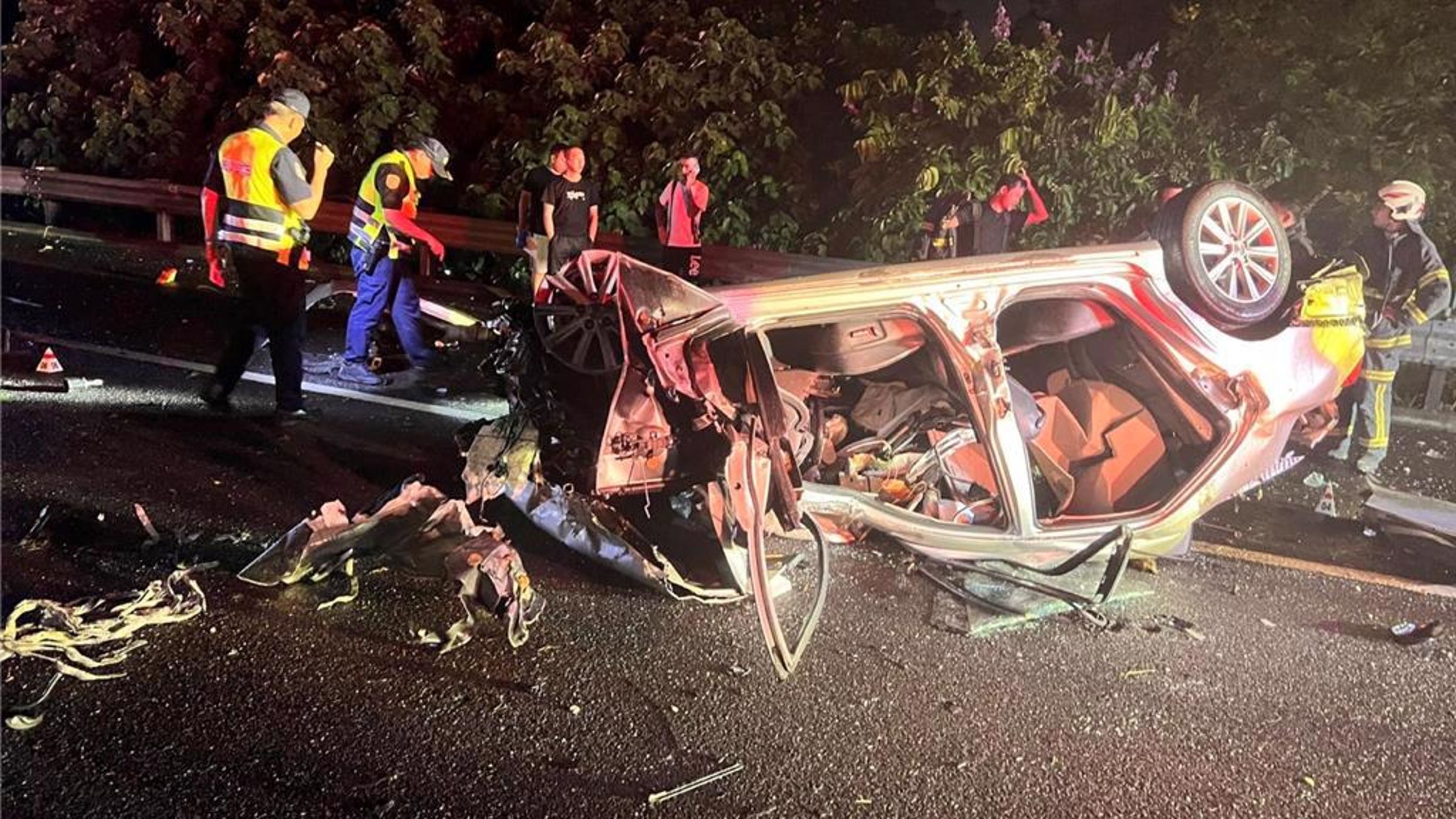 車子翻覆毀損嚴重,受傷的4人中,其中1女直接噴飛趴地。(翻攝畫面)