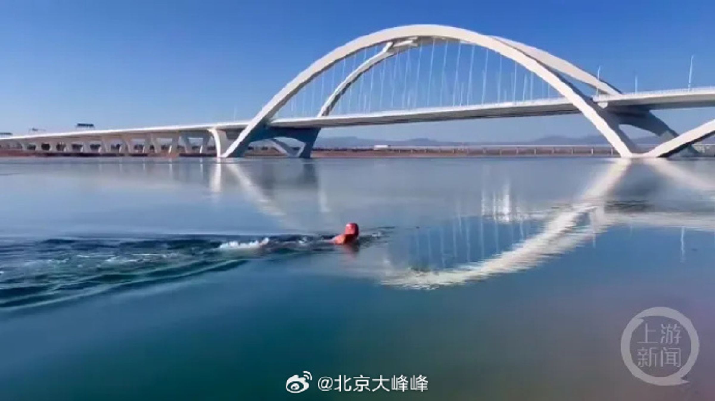 中國游泳網紅「履薄冰」掉河裡溺斃,曾告訴圍觀者不要冒險救他。(翻自微博)