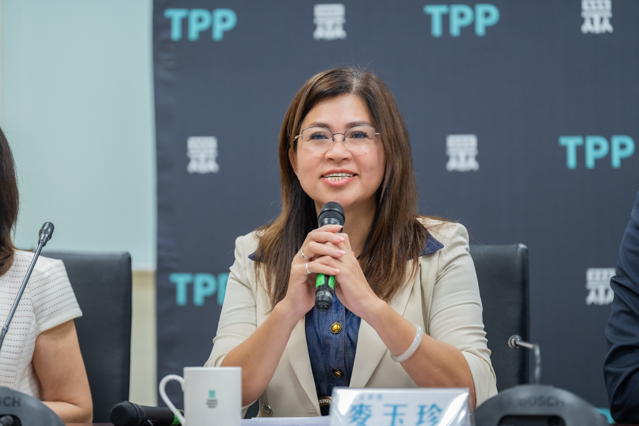 麥玉珍呼籲行政院傾聽勞動者與教師們的心聲,把應得的休假還給他們。(民眾黨提供)