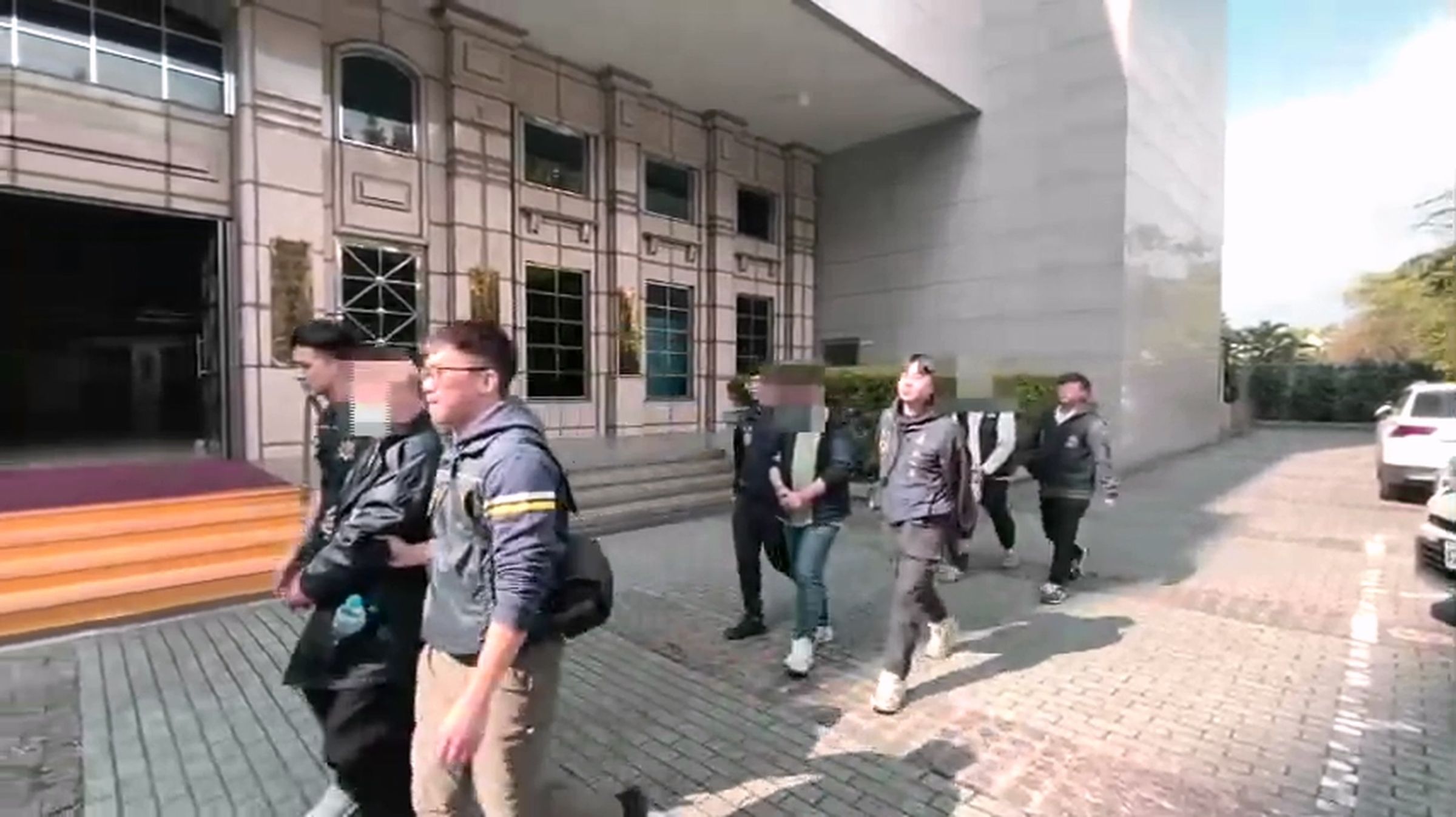 警方移送運毒嫌犯。（翻攝畫面）