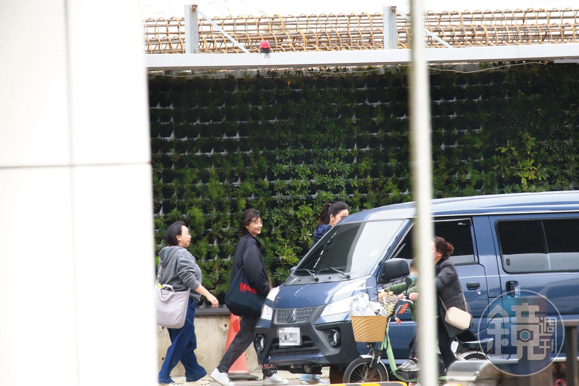 13:34,陳庭妮(右)一行人上劇組廂型車,準備轉景。