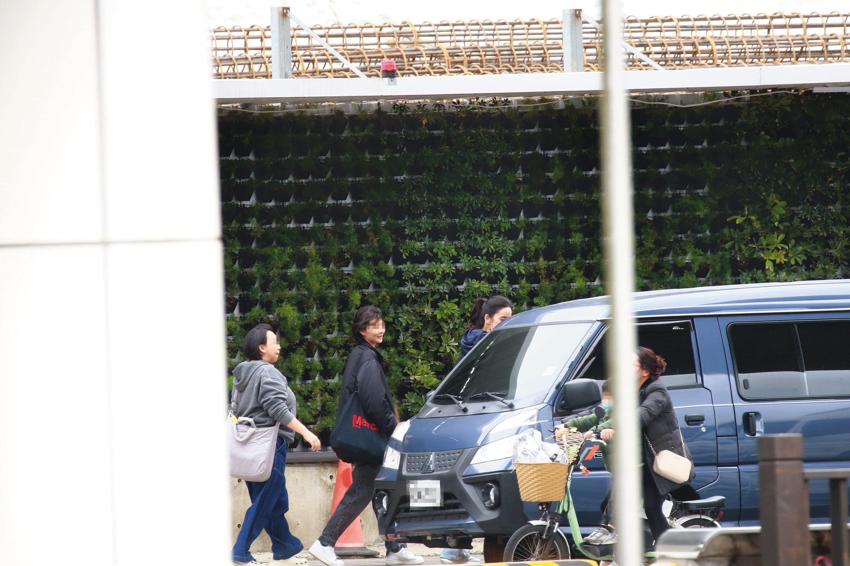 13：34，陳庭妮（右）一行人上劇組廂型車，準備轉景。
