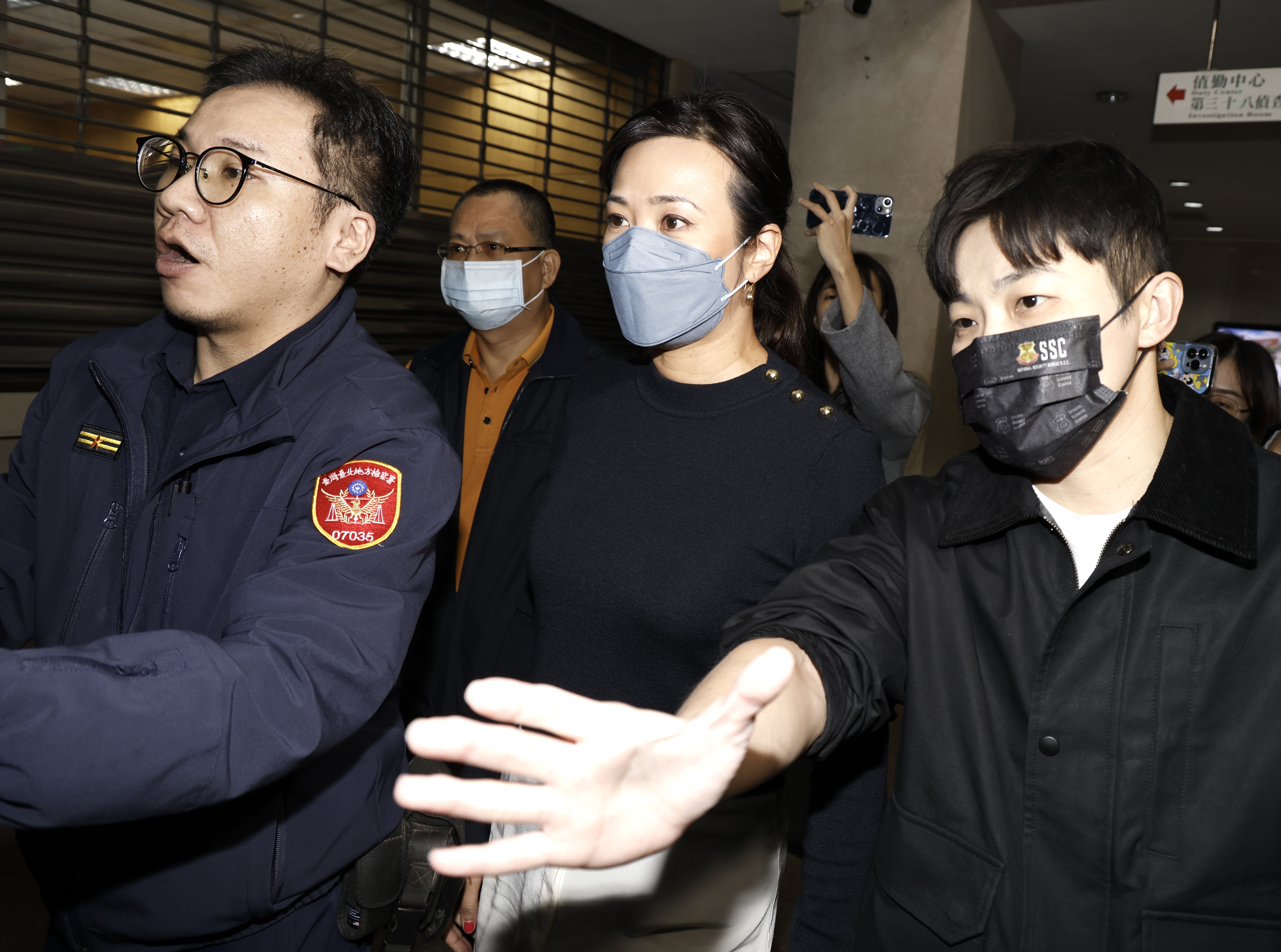 吳欣盈（中）提告要求超基因生技公司返還臍帶血四寶及種原幹細胞。（本刊資料照）