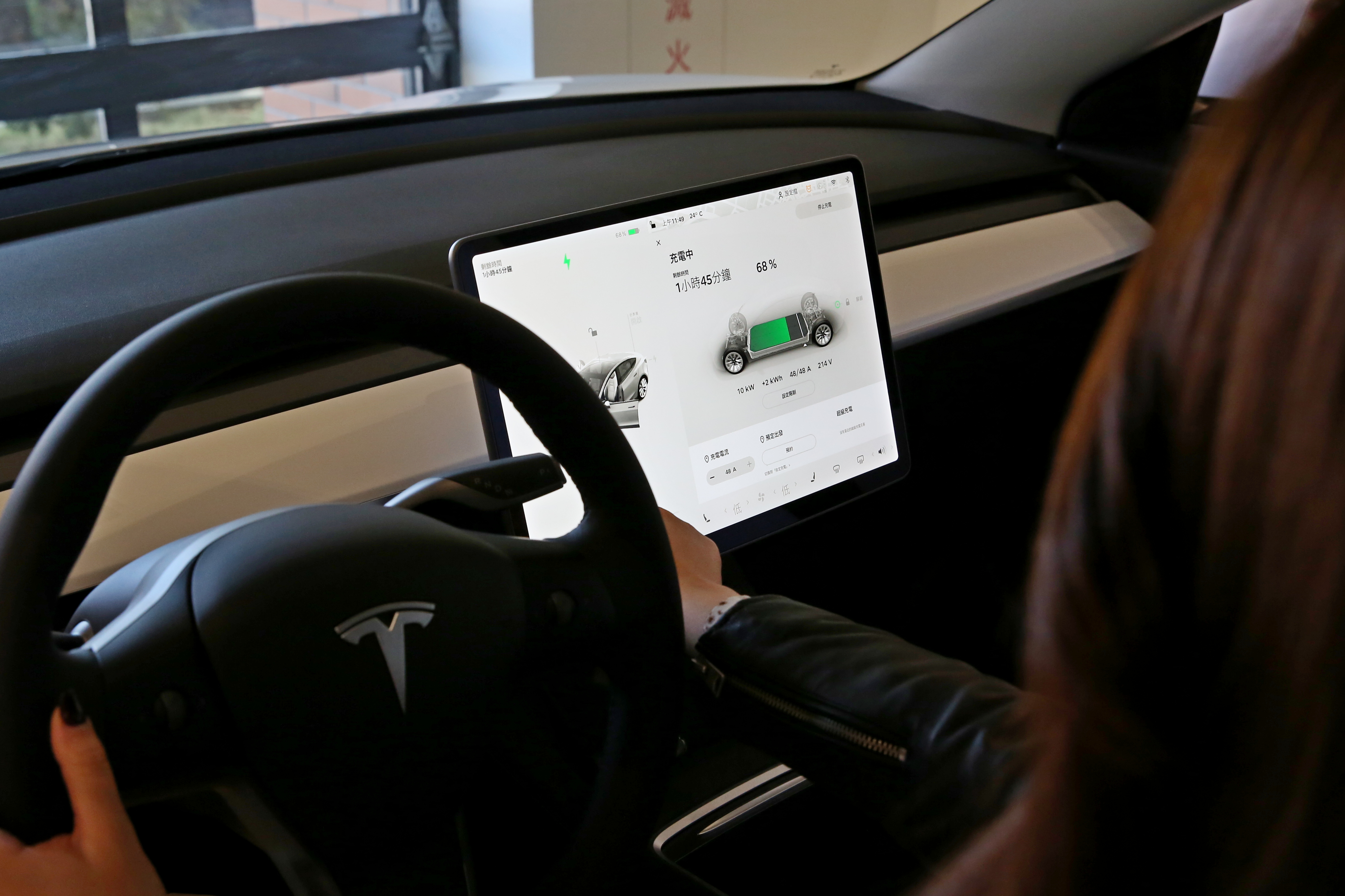 一名女童因搭乘特斯拉因水壺漏出約300ml的水，與駕駛發生口角衝突，示意圖。（本刊資料照）