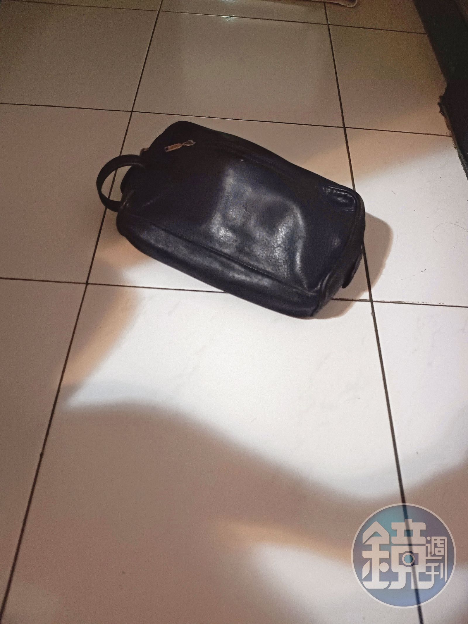 警方在佛堂發現一只男用提袋，上面有死者血跡，成為破案關鍵。（示意圖）