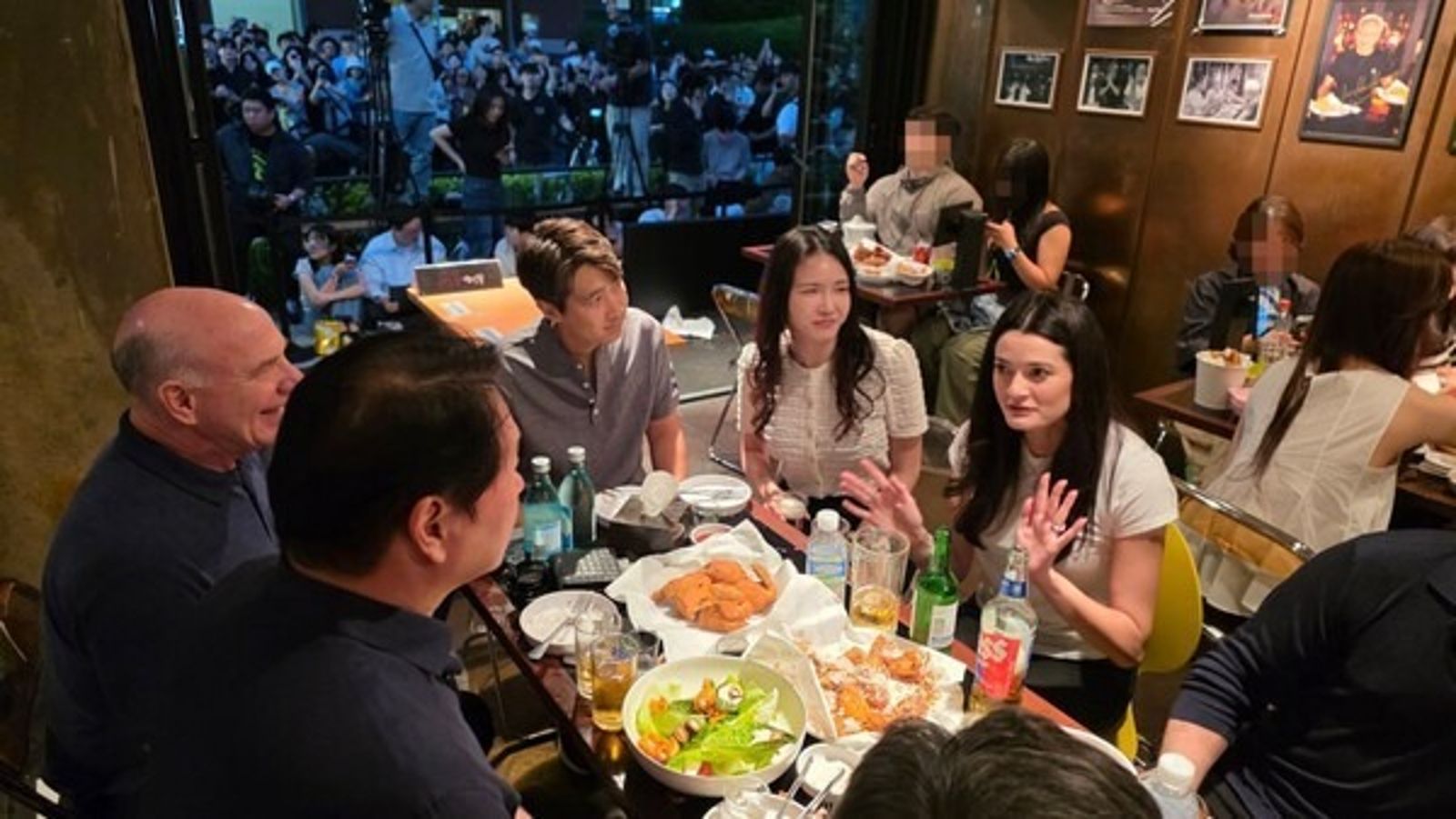 黃仁勳女兒「團聚SK千金」吃炸雞！另一半護花 兩大AI公主私交曝光