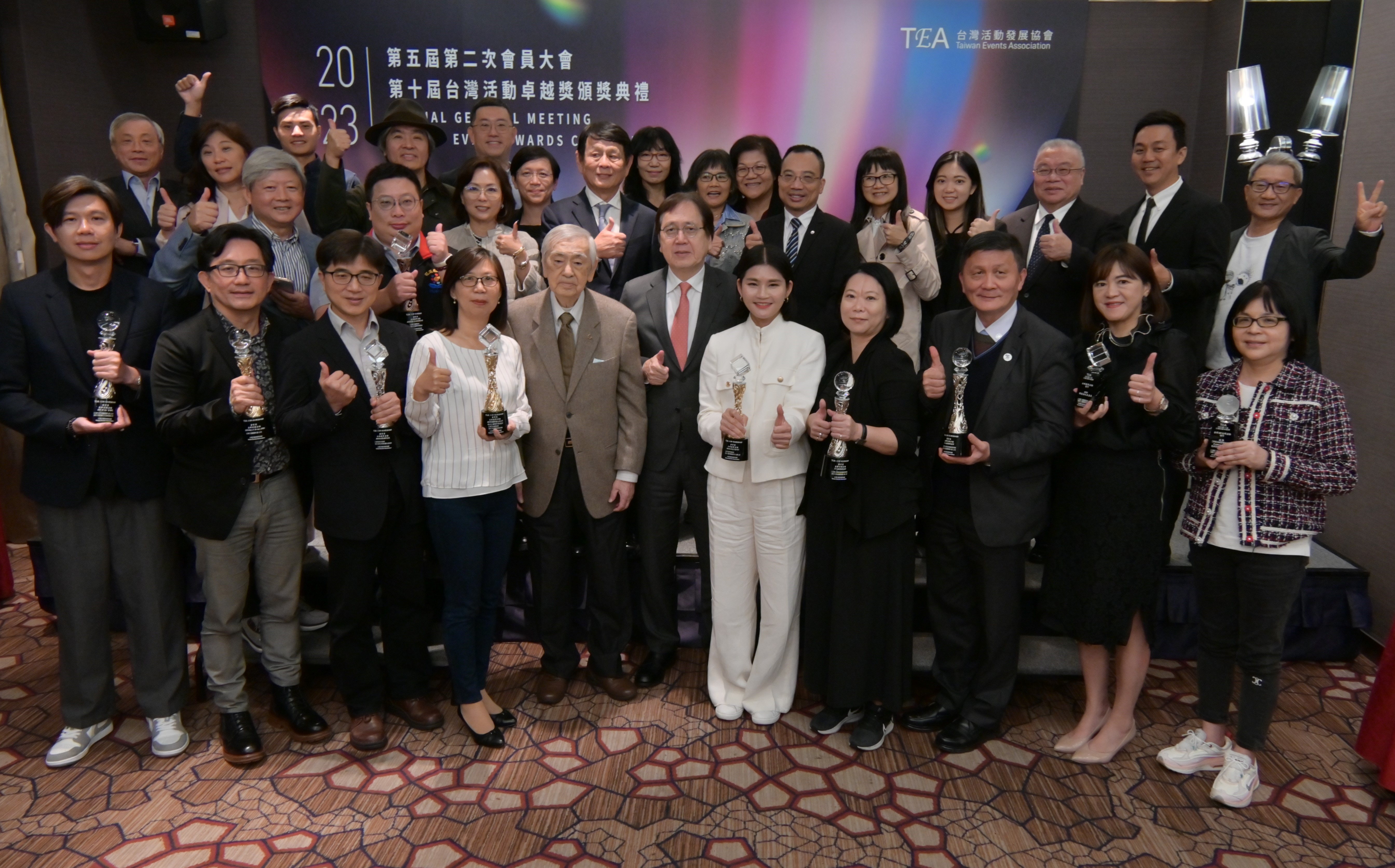 台灣活動發展協會理事長鄭資益(前排中)，與第十屆台灣活動卓越獎獲獎者合影。