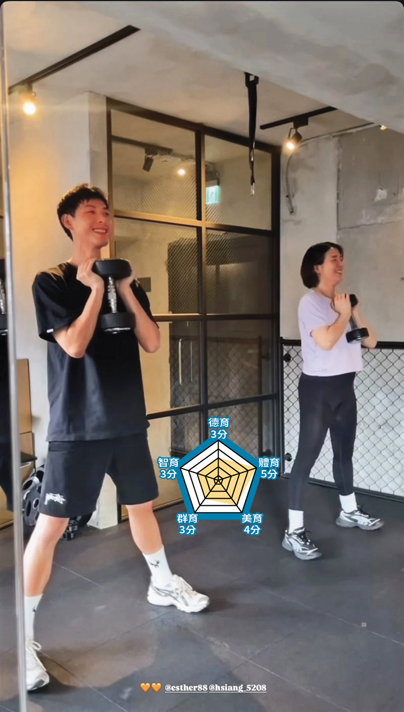 劉品言(右)帶球上陣練深蹲。阿姨有練過,小朋友別亂學喔~左為老公連晨翔。(翻攝自劉品言IG)