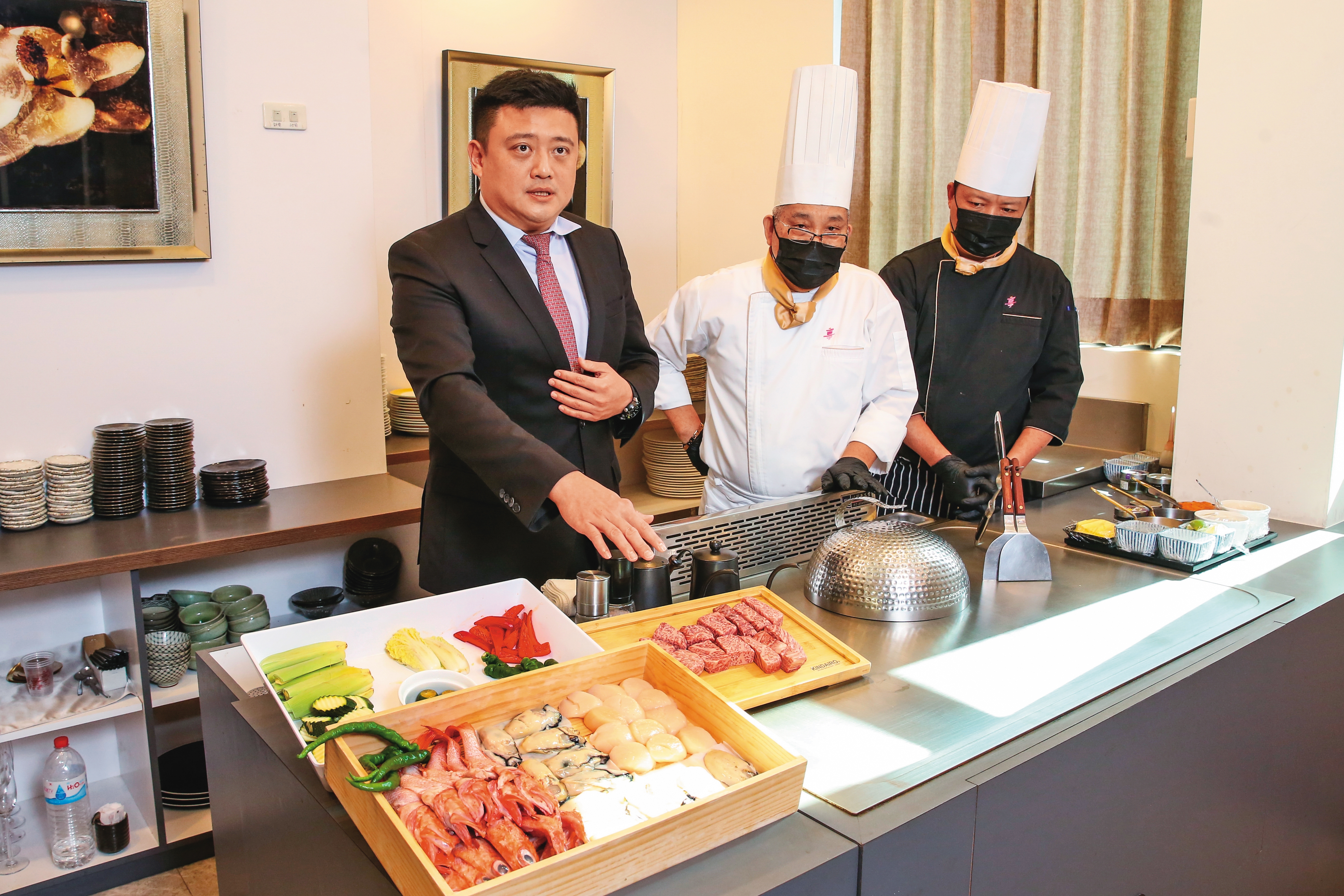 李奇霖（左）成功將餐飲結合歡唱，VIP包廂還可請主廚現場烹調，吸引商務客前往聚餐、宴會。