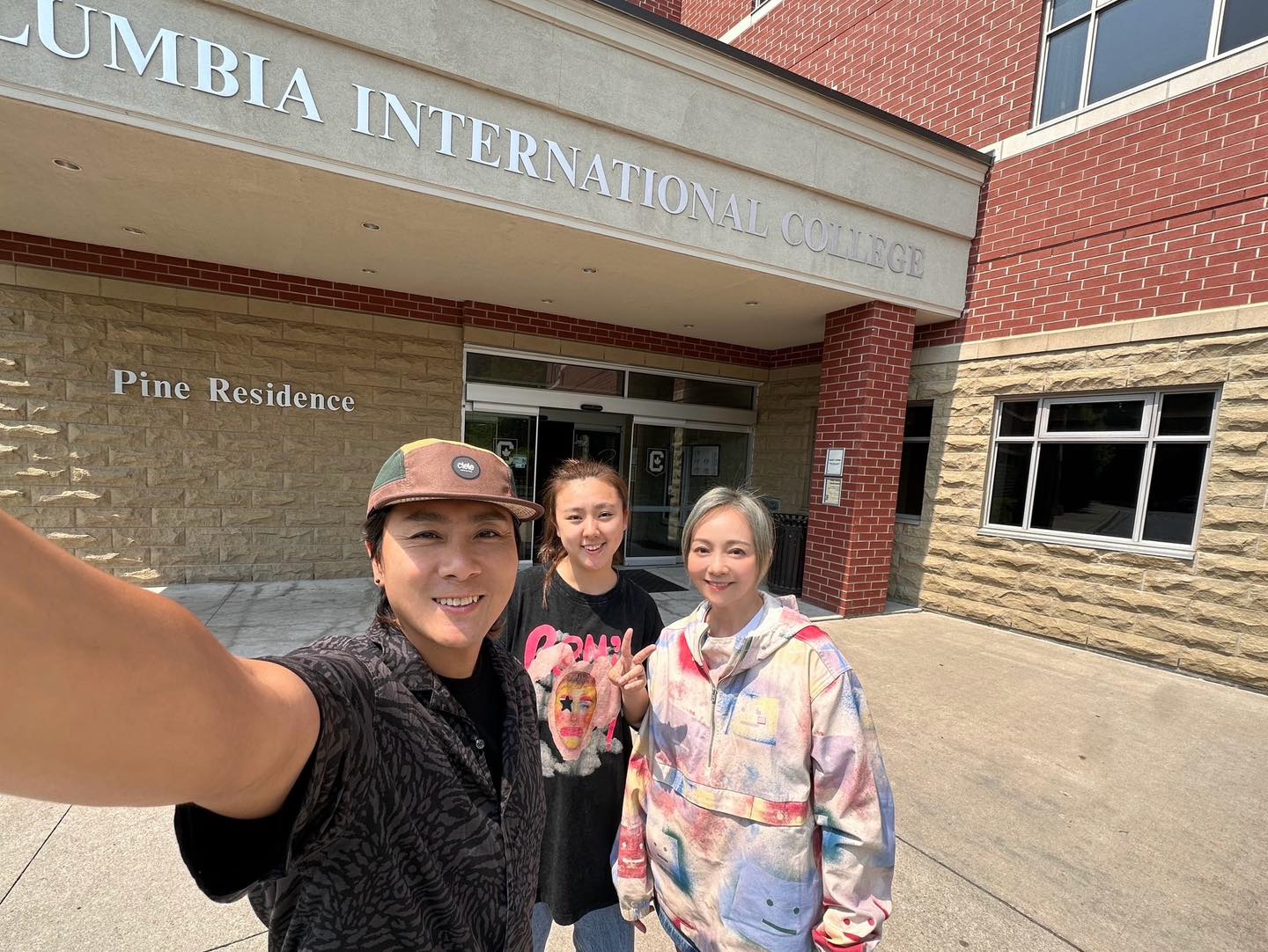 王仁甫（左）和季芹（右）陪女兒到加拿大上學。（翻攝臉書）