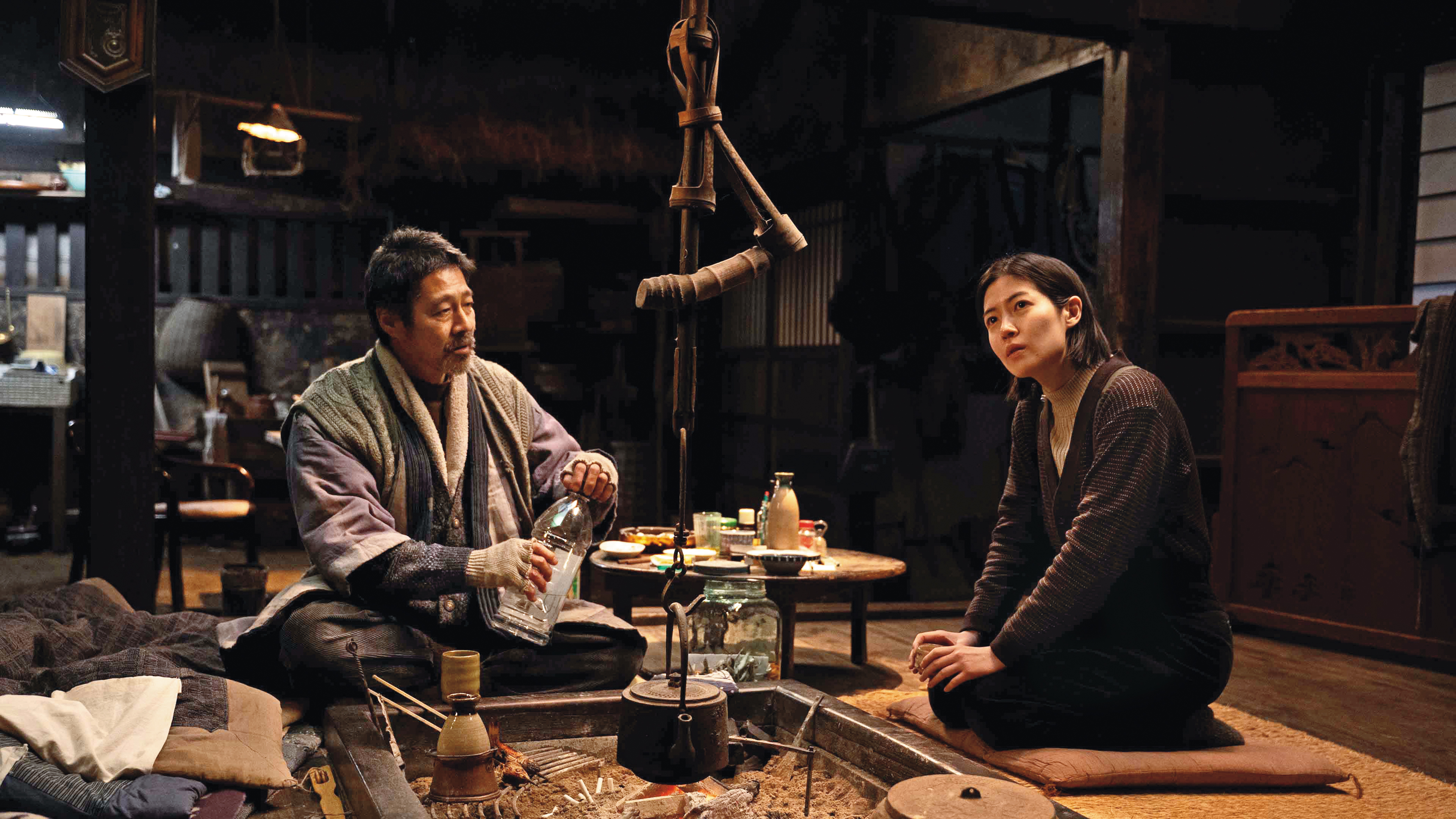 電影透過炎夏海濱與冬雪之境的雙重時空,描繪人在異境中尋找心靈棲居的旅程。(天馬行空提供)