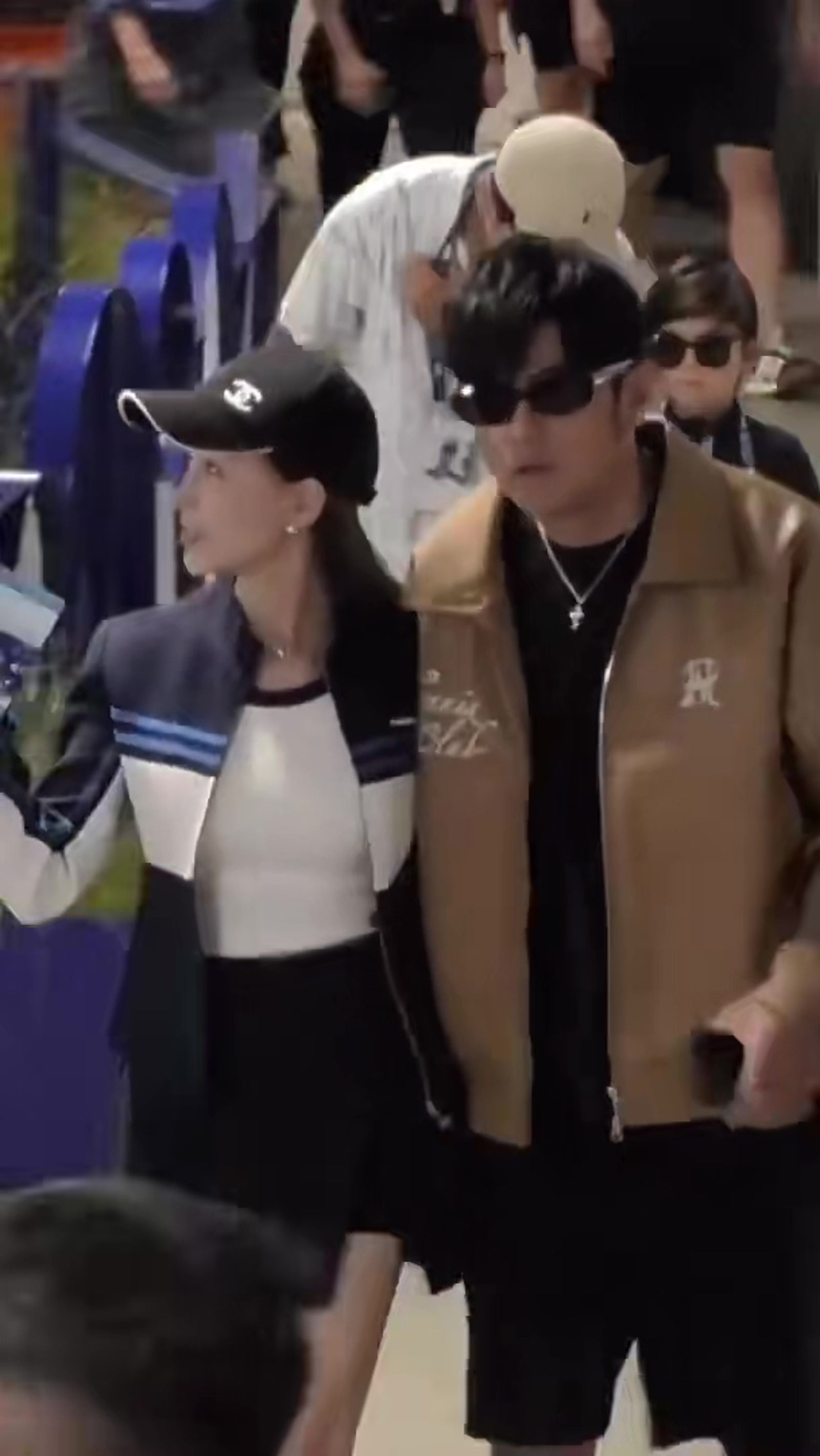 昆凌陪周杰倫走進澳網球場，兒子Romeo在爸媽身後。（翻攝畫面）