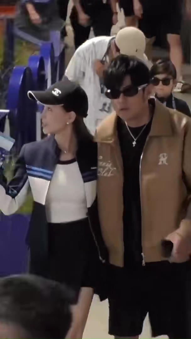 昆凌陪周杰倫走進澳網球場，兒子Romeo在爸媽身後。（翻攝畫面）