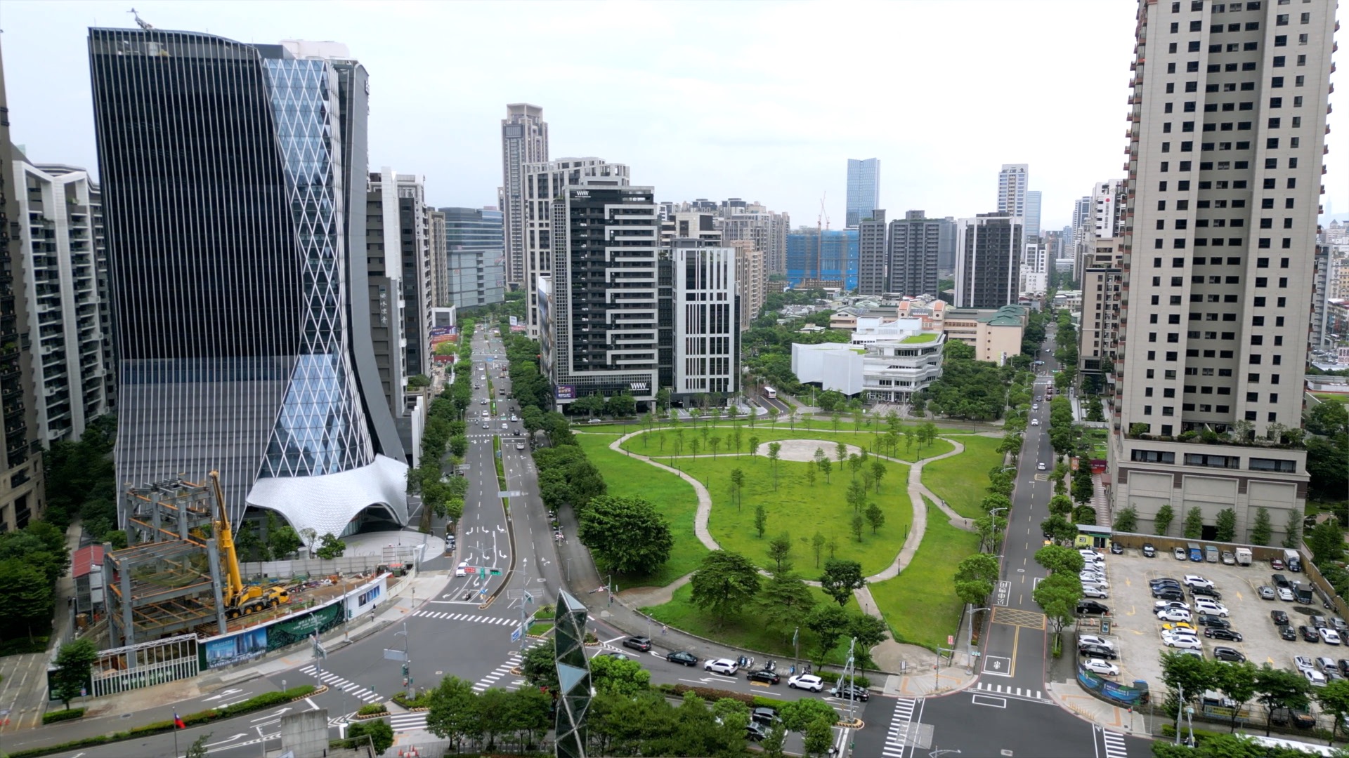 台北信義計畫區與新板特區逐步飽和，新莊副都心以國家級重劃區之姿接棒發展。