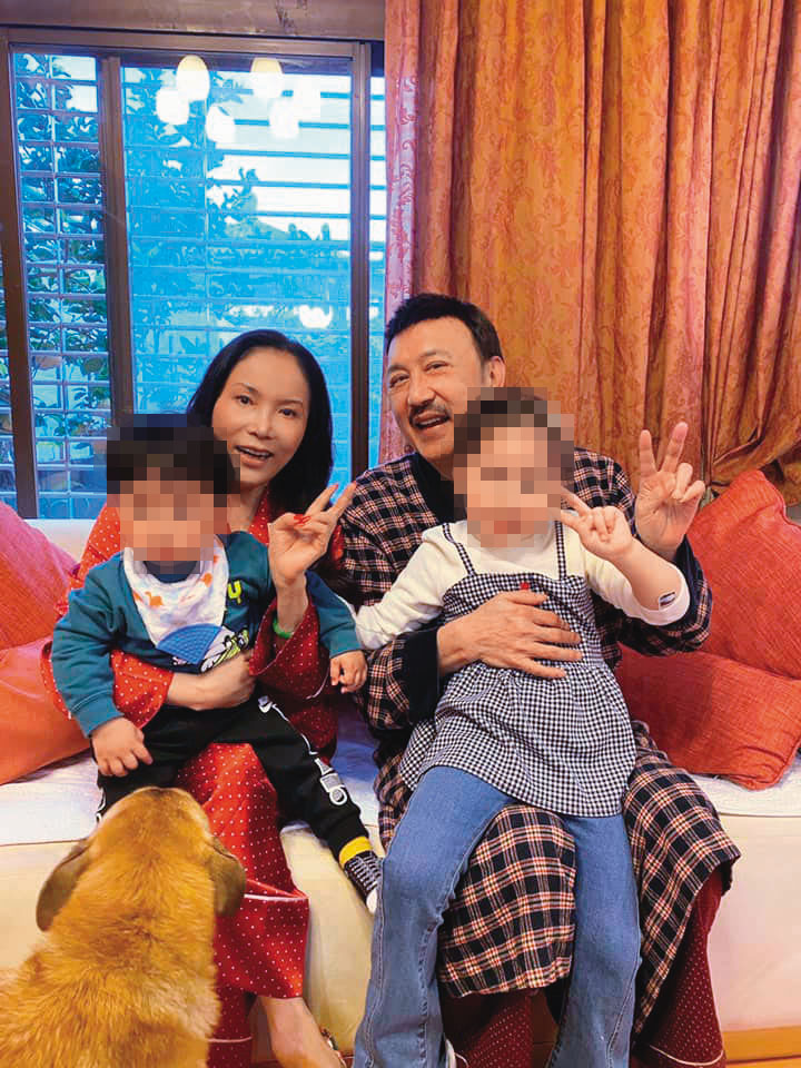 前立委余天(後右)、李亞萍(後左)夫妻十分疼愛女兒與陳鑒生的2名外孫。(翻攝余苑綺臉書)