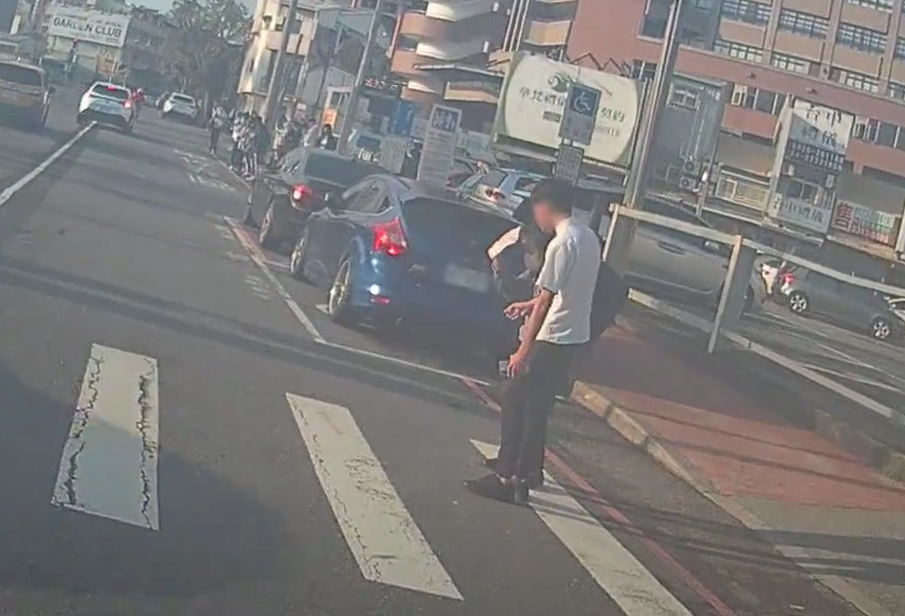 一名高中生動攙扶長者過馬路。（翻攝YouTube「WoWtchout - 地圖型行車影像分享平台」）