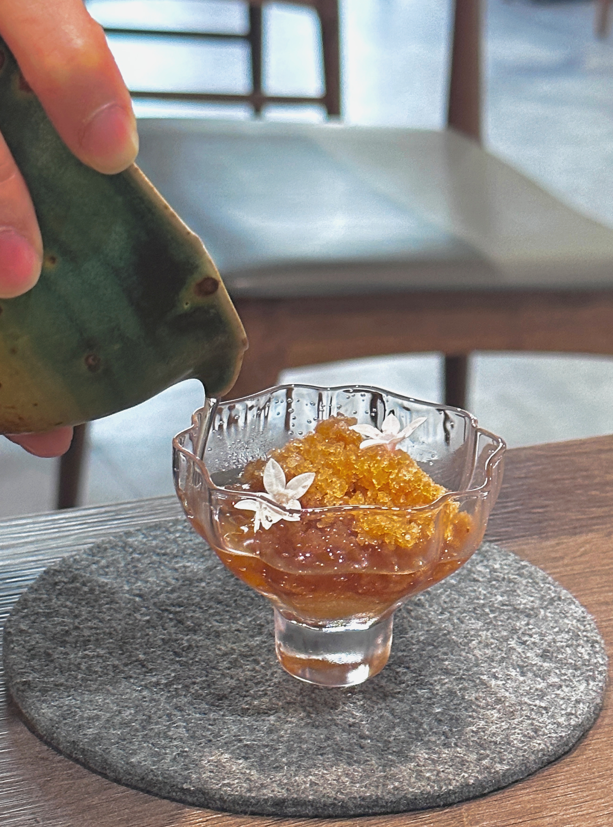 茶湯「0℃ 枇杷/西洋梨」帶有香片的單寧苦澀，由枇杷花與香片烘托茶湯苦韻與回甘滋味。