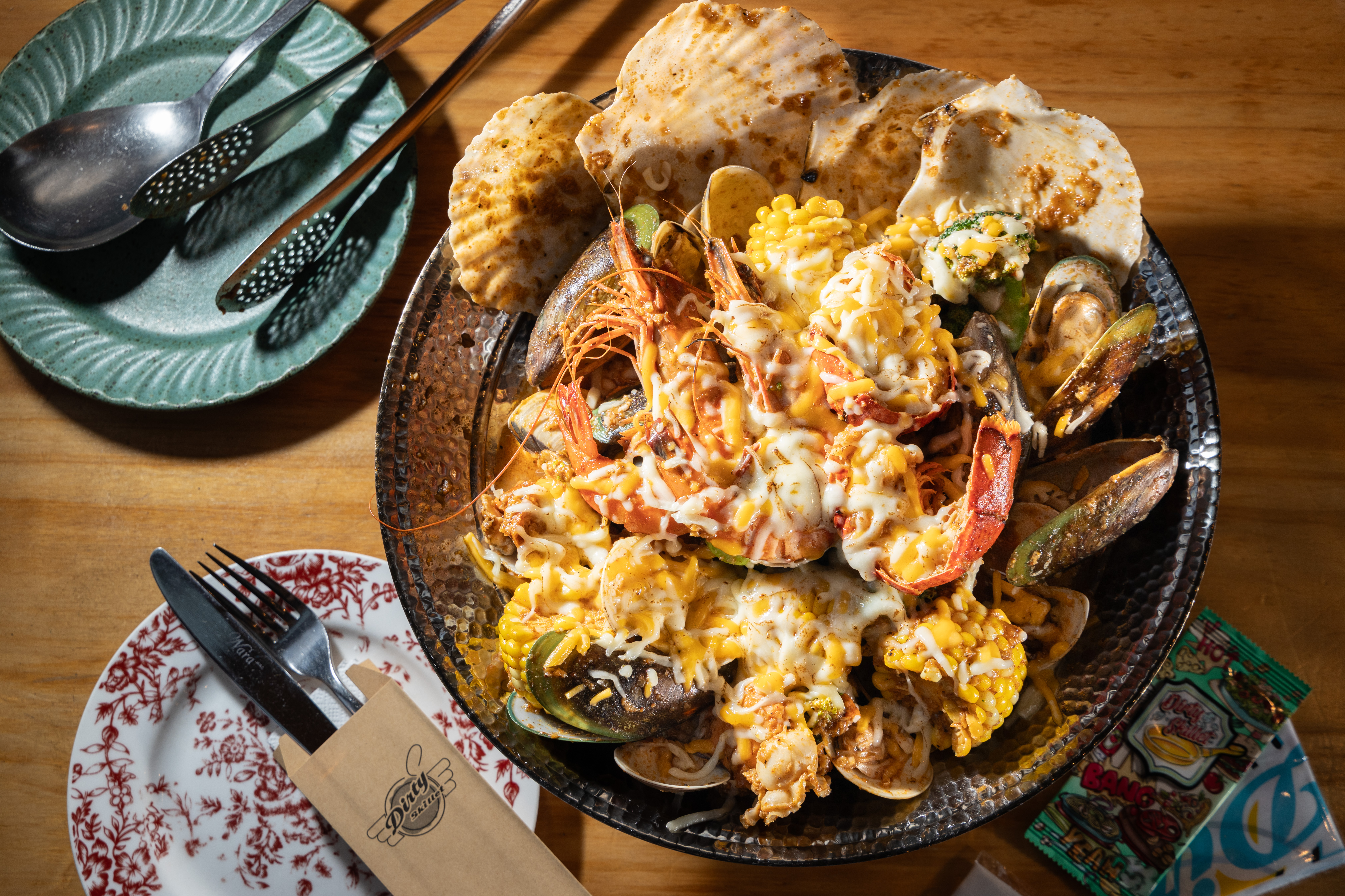 超浮誇的Shake Shake海鮮袋，裝滿龍蝦尾、帆立貝、淡菜等海鮮與蔬菜。